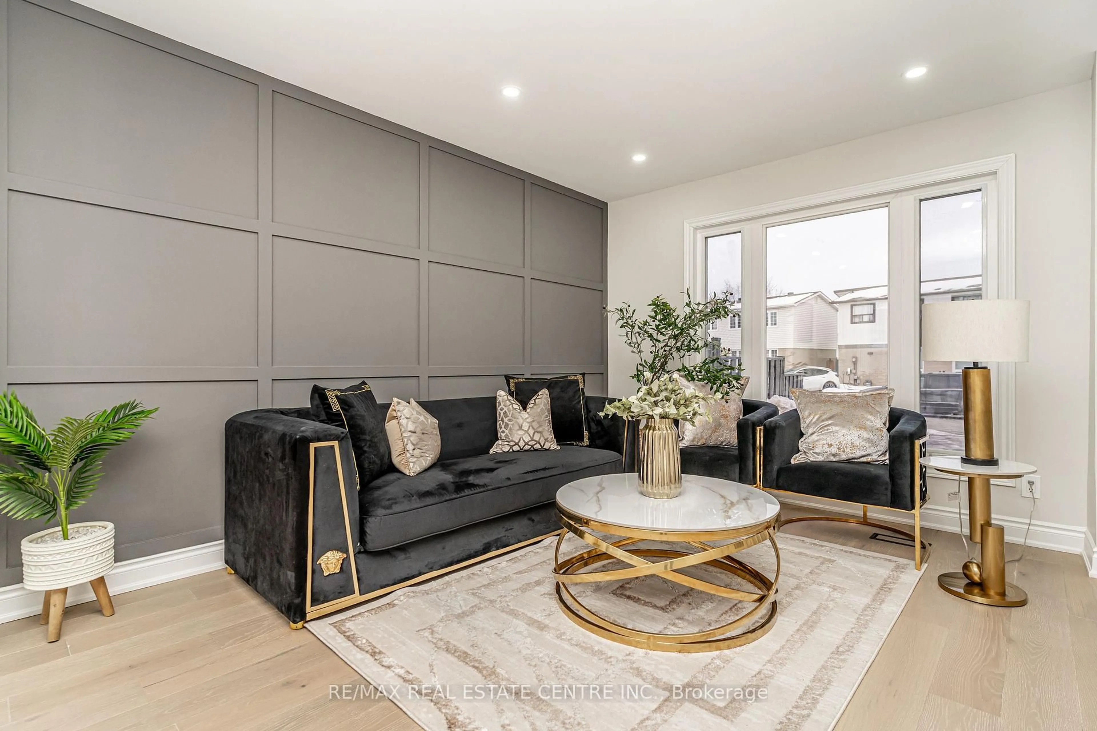 Living room with furniture, unknown for 20 Hayden Crt, Brampton Ontario L6S 1Y3