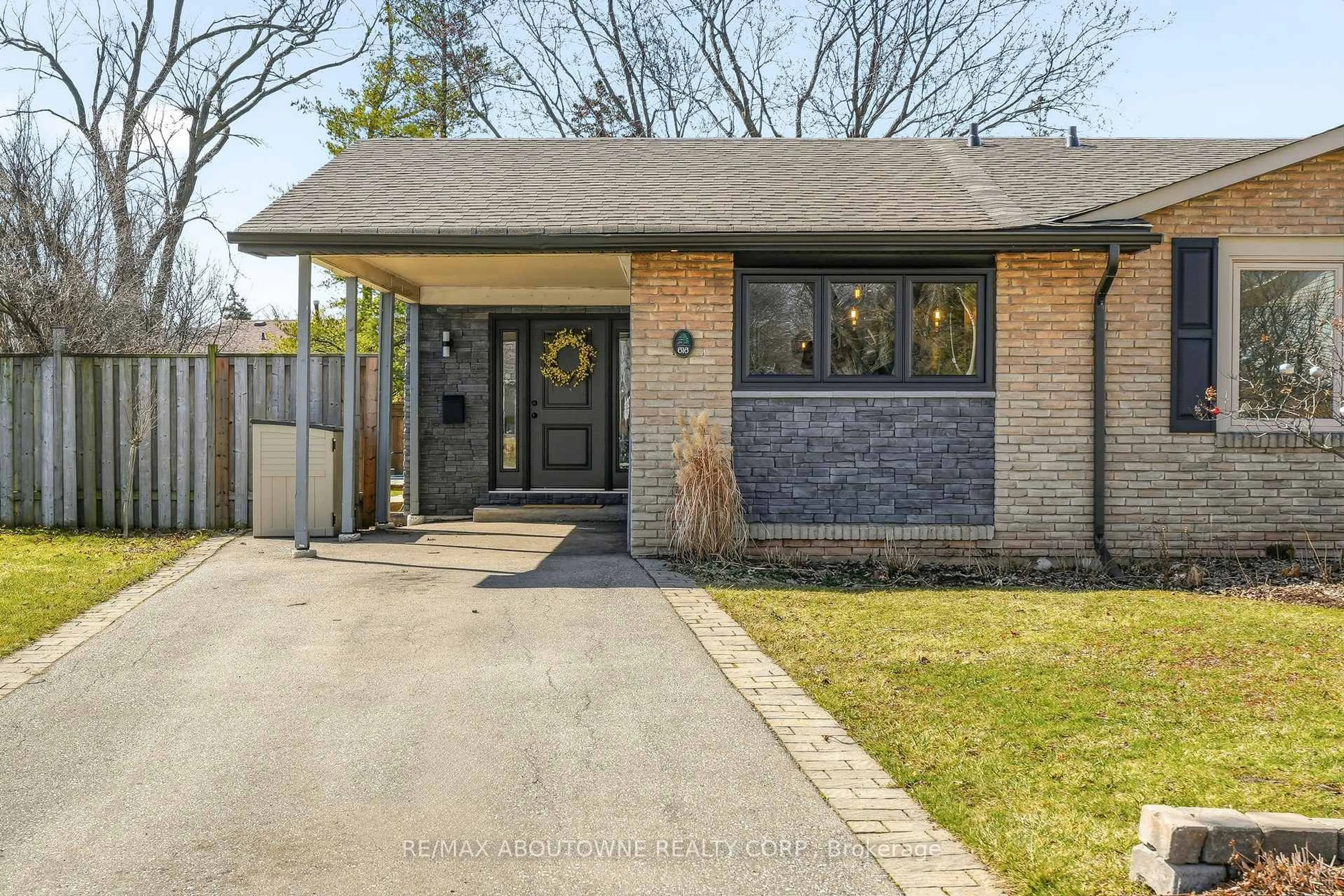 Home with brick exterior material, street for 616 Kilbirnie Pl, Burlington Ontario L7L 2M4