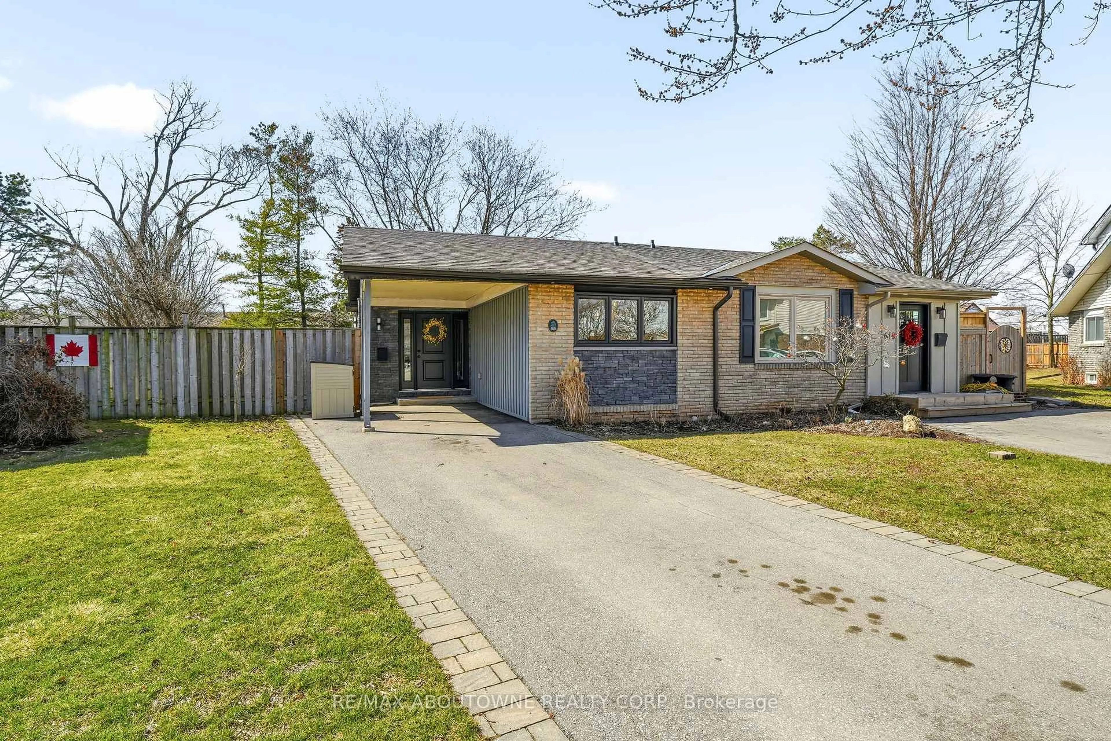 Home with brick exterior material, street for 616 Kilbirnie Pl, Burlington Ontario L7L 2M4