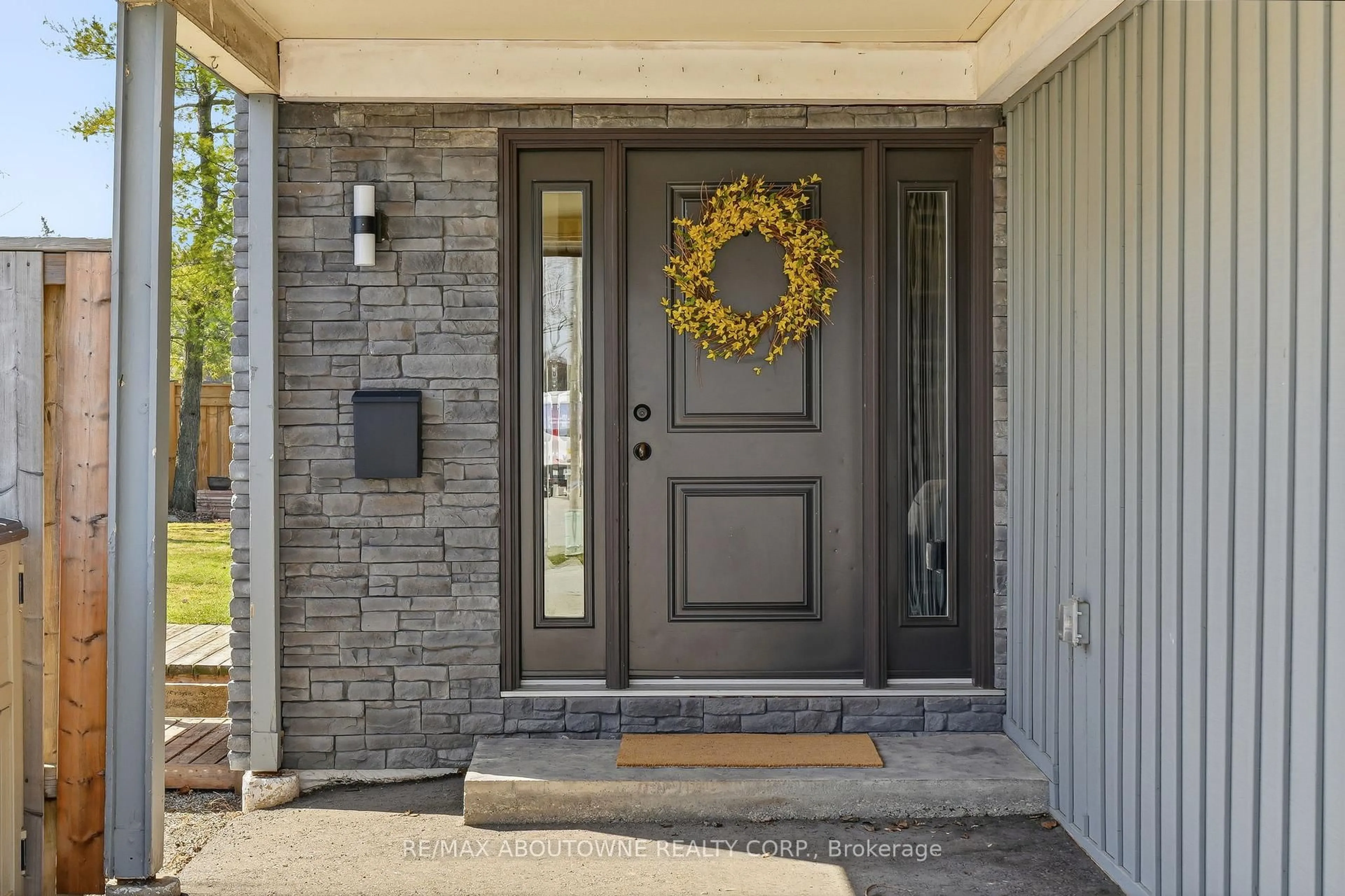 Indoor entryway for 616 Kilbirnie Pl, Burlington Ontario L7L 2M4