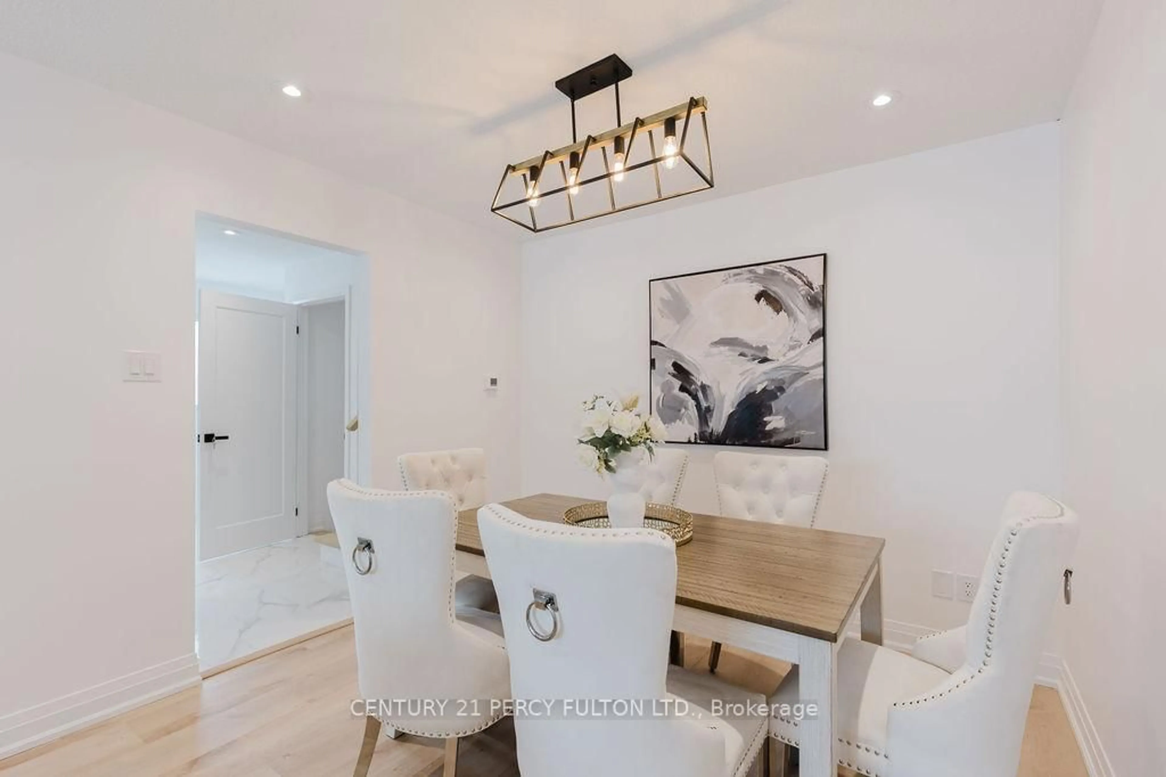 Dining room, wood/laminate floor for 11 Bay Crest Dr, Brampton Ontario L6Z 1H5