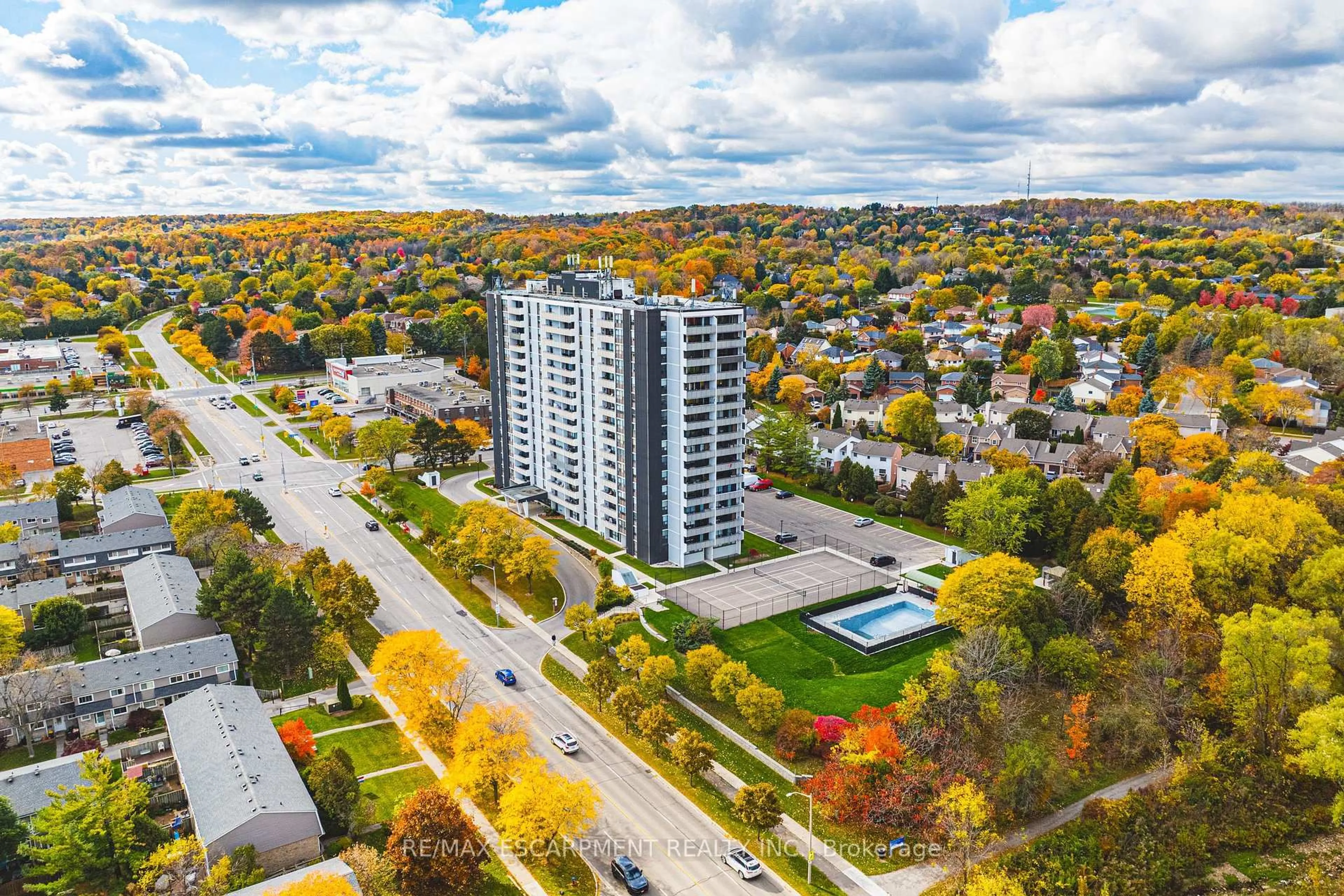 A pic from outside/outdoor area/front of a property/back of a property/a pic from drone, unknown for 2055 Upper Middle Rd #1206, Burlington Ontario L7P 3P4