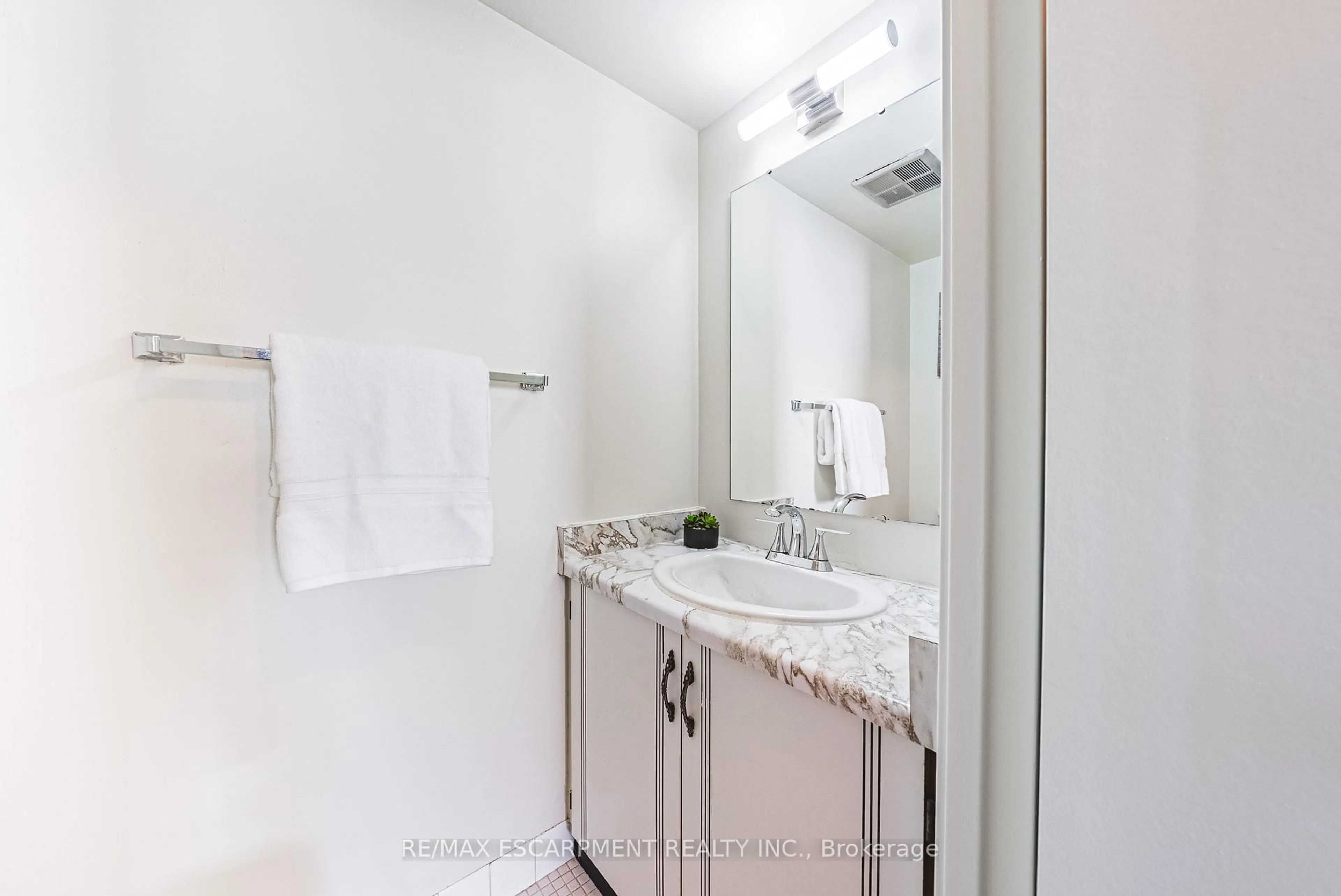 Standard bathroom, ceramic/tile floor for 2055 Upper Middle Rd #1206, Burlington Ontario L7P 3P4