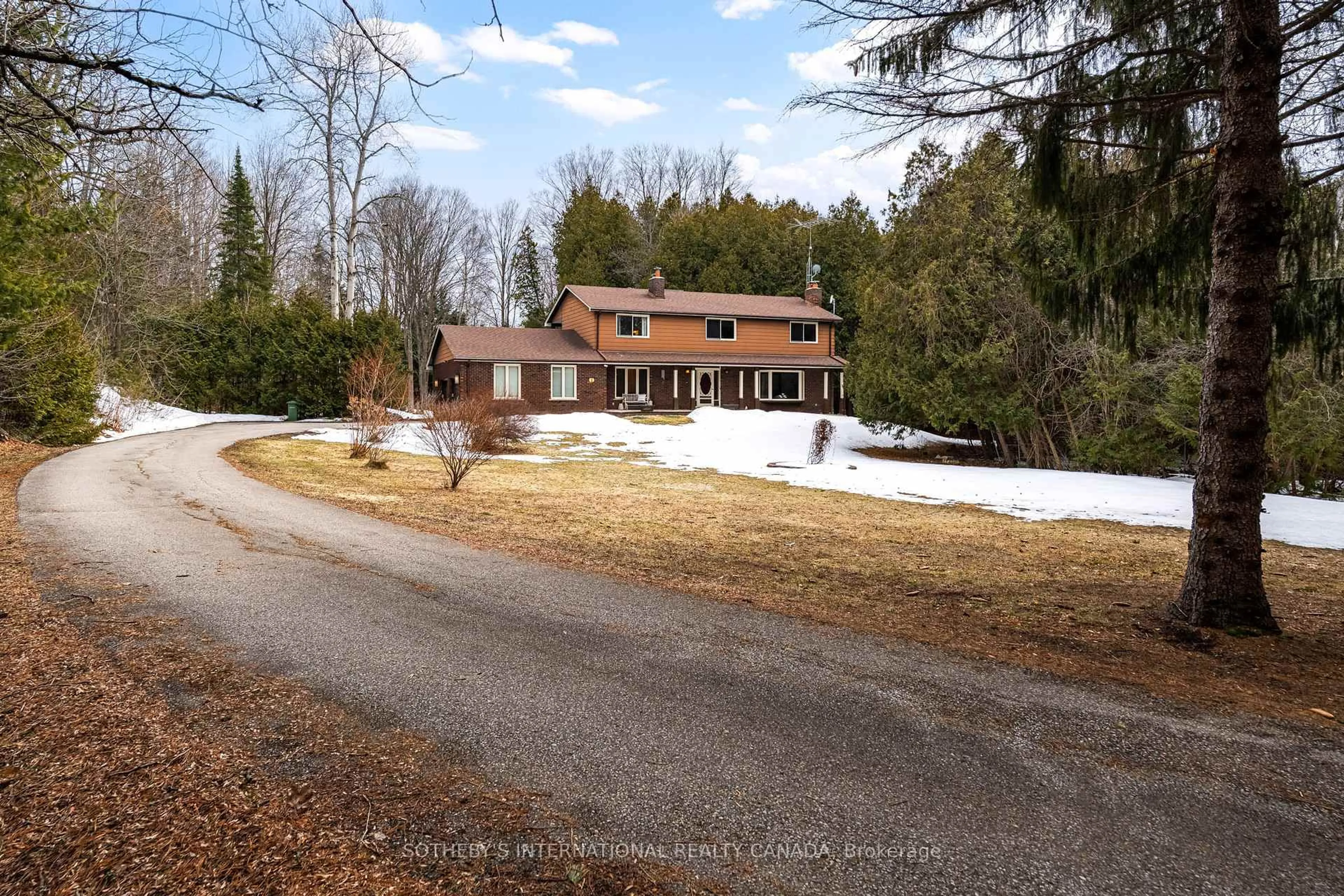 A pic from outside/outdoor area/front of a property/back of a property/a pic from drone, unknown for 1 Sunshine Mountain Dr, Caledon Ontario L7C 0A1