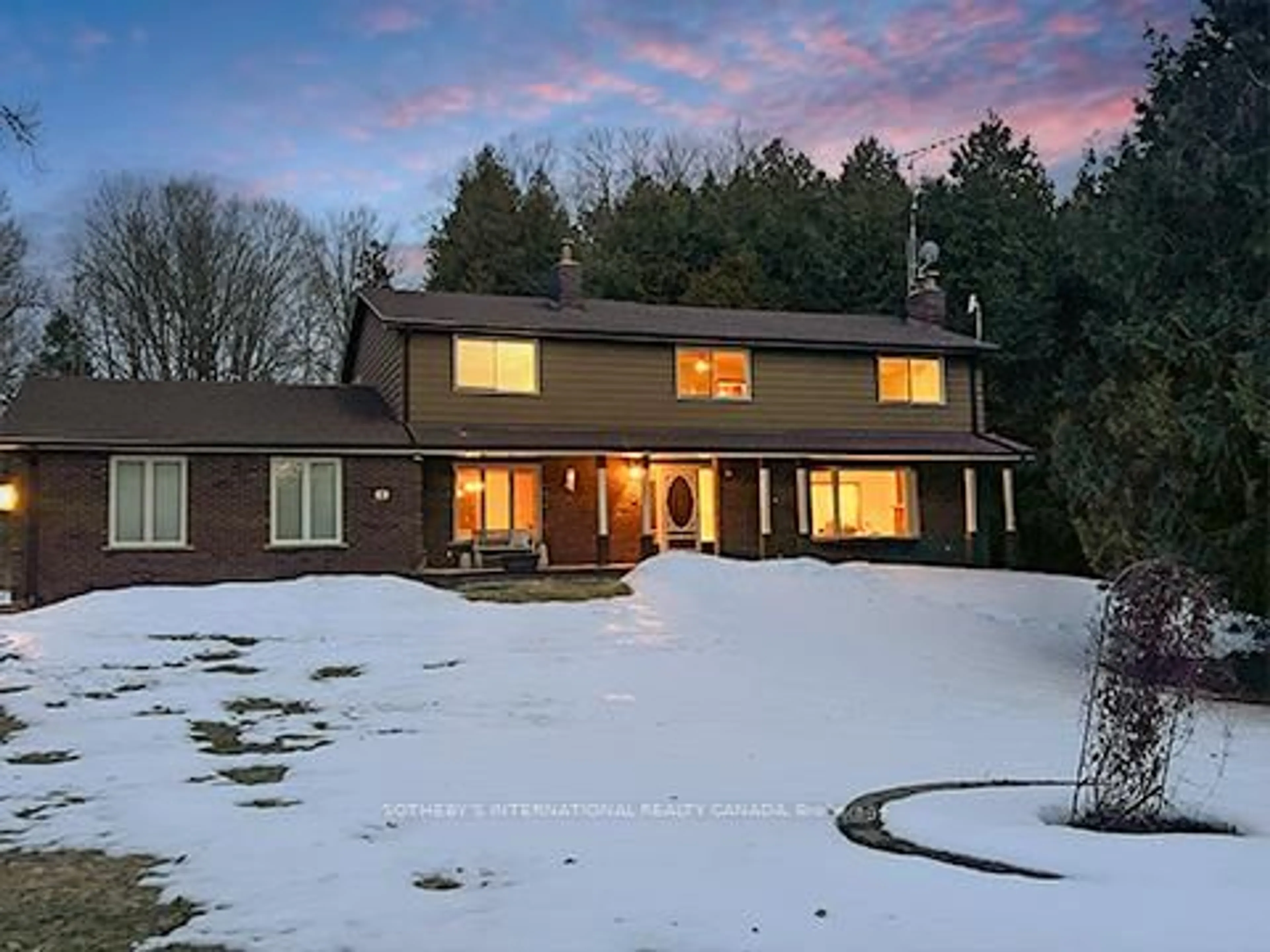 A pic from outside/outdoor area/front of a property/back of a property/a pic from drone, unknown for 1 Sunshine Mountain Dr, Caledon Ontario L7C 0A1