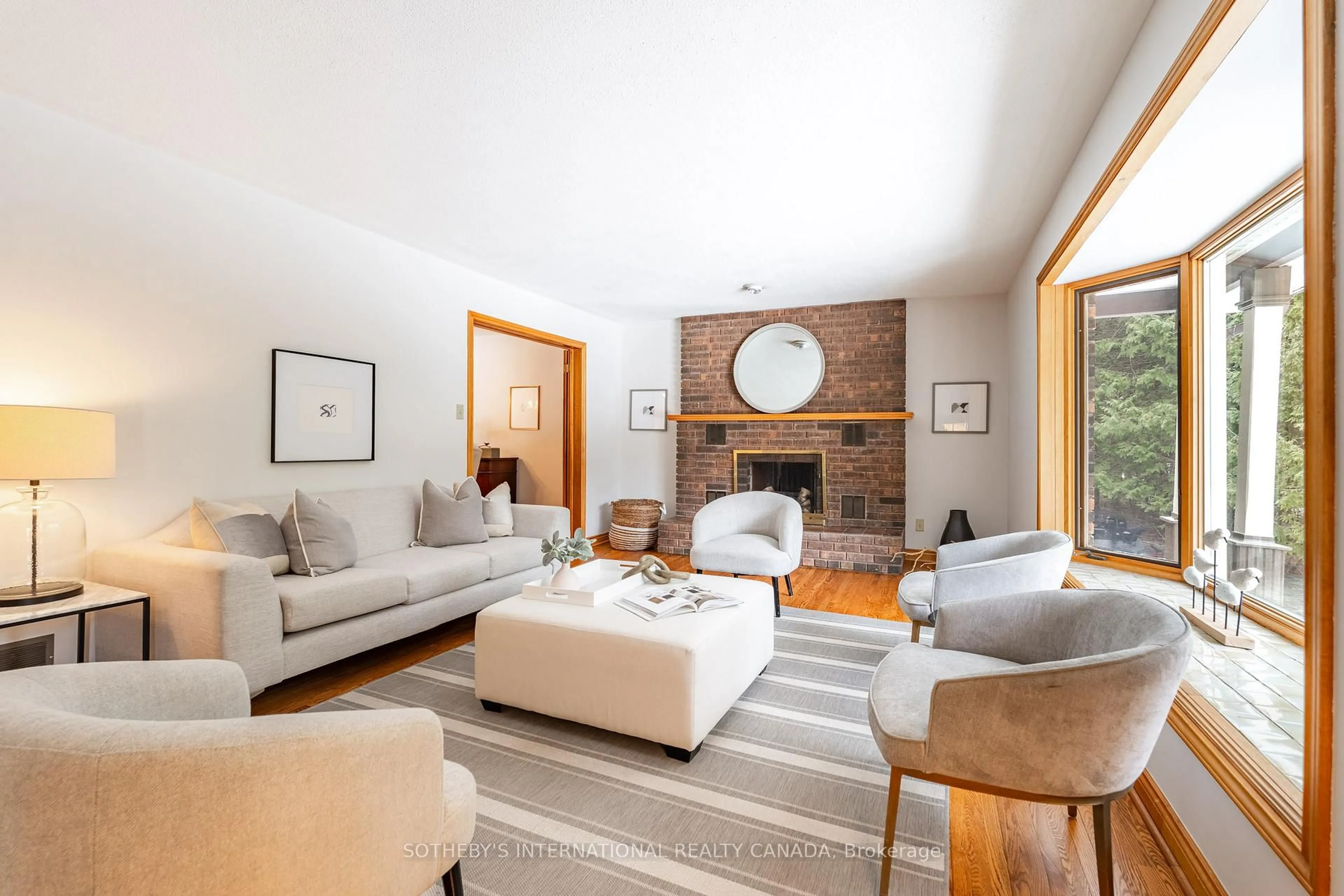 Living room with furniture, unknown for 1 Sunshine Mountain Dr, Caledon Ontario L7C 0A1