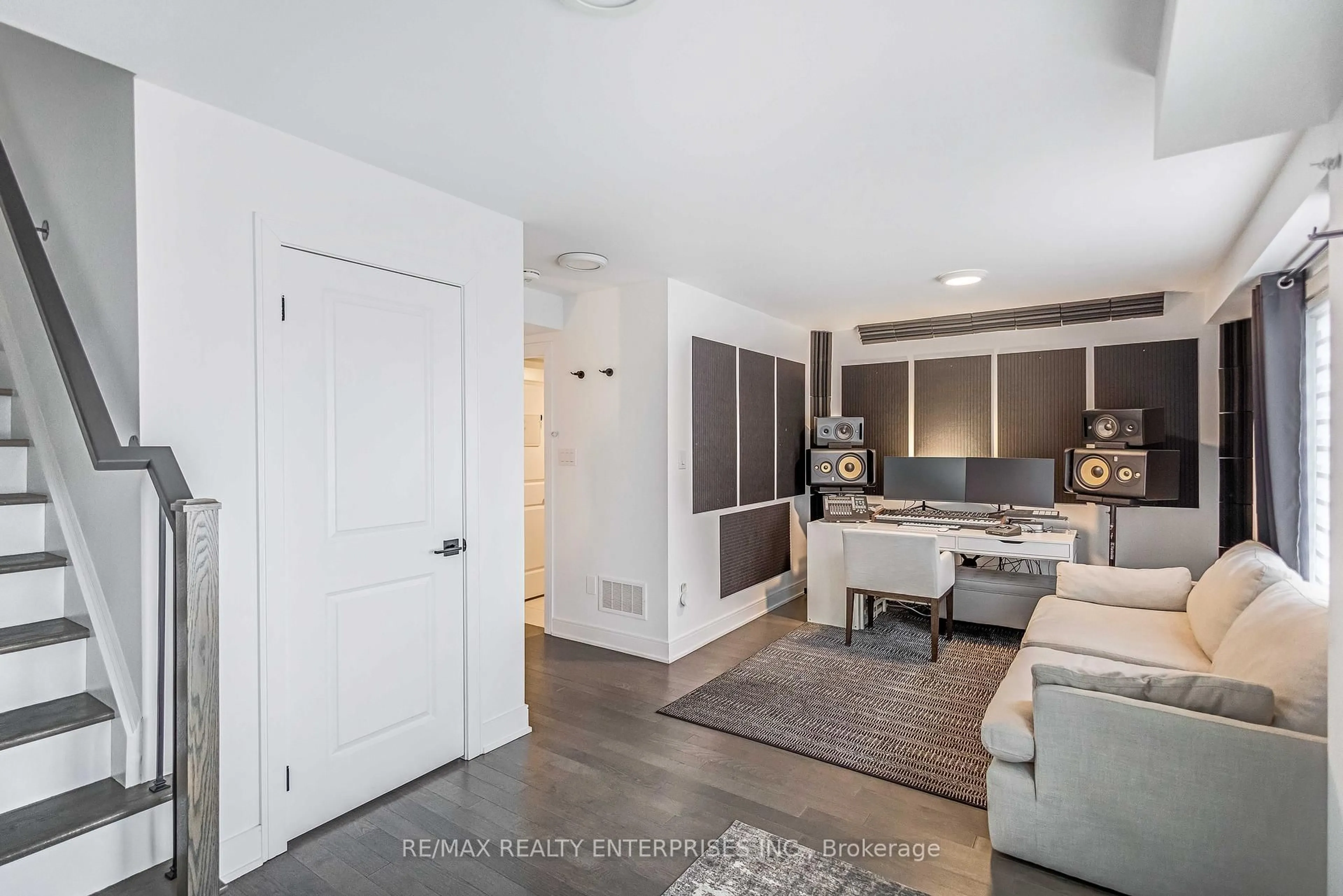 Indoor entryway for 2497 Littlefield Cres, Oakville Ontario L6M 5L9