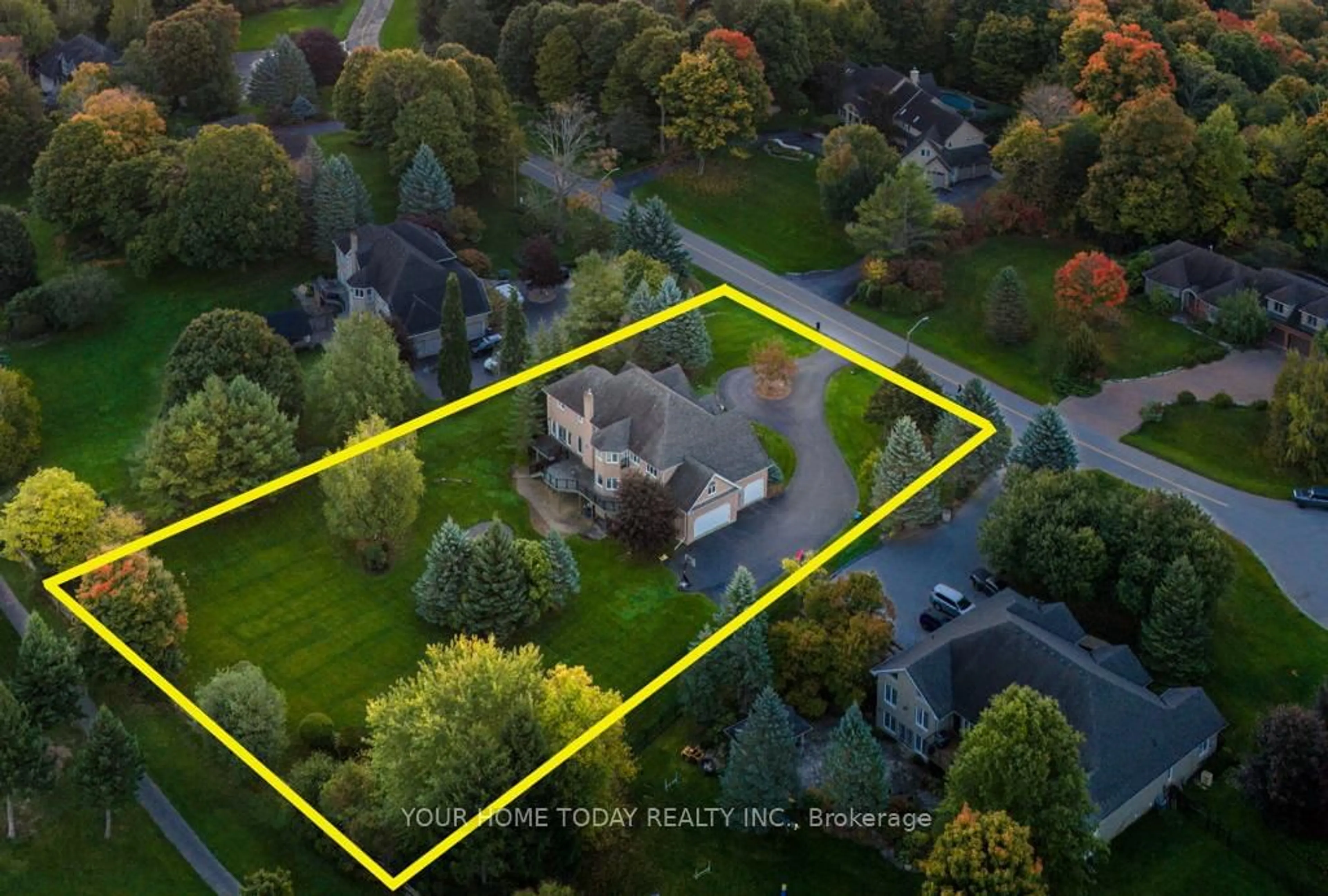 A pic from outside/outdoor area/front of a property/back of a property/a pic from drone, building for 21 Turtle Lake Dr, Halton Hills Ontario L7J 2W7