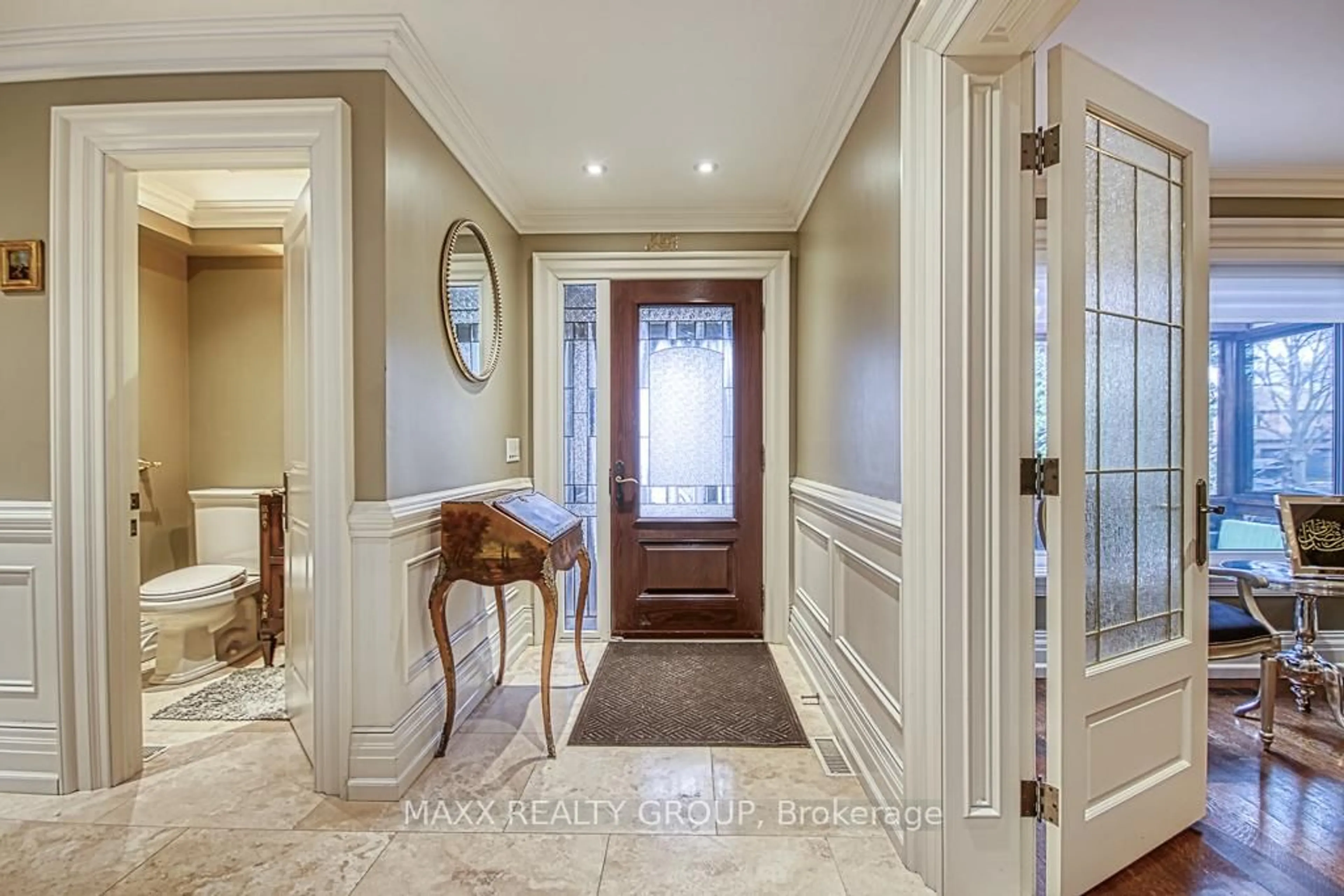 Indoor foyer for 3650 Baird Crt, Mississauga Ontario L5L 4T4