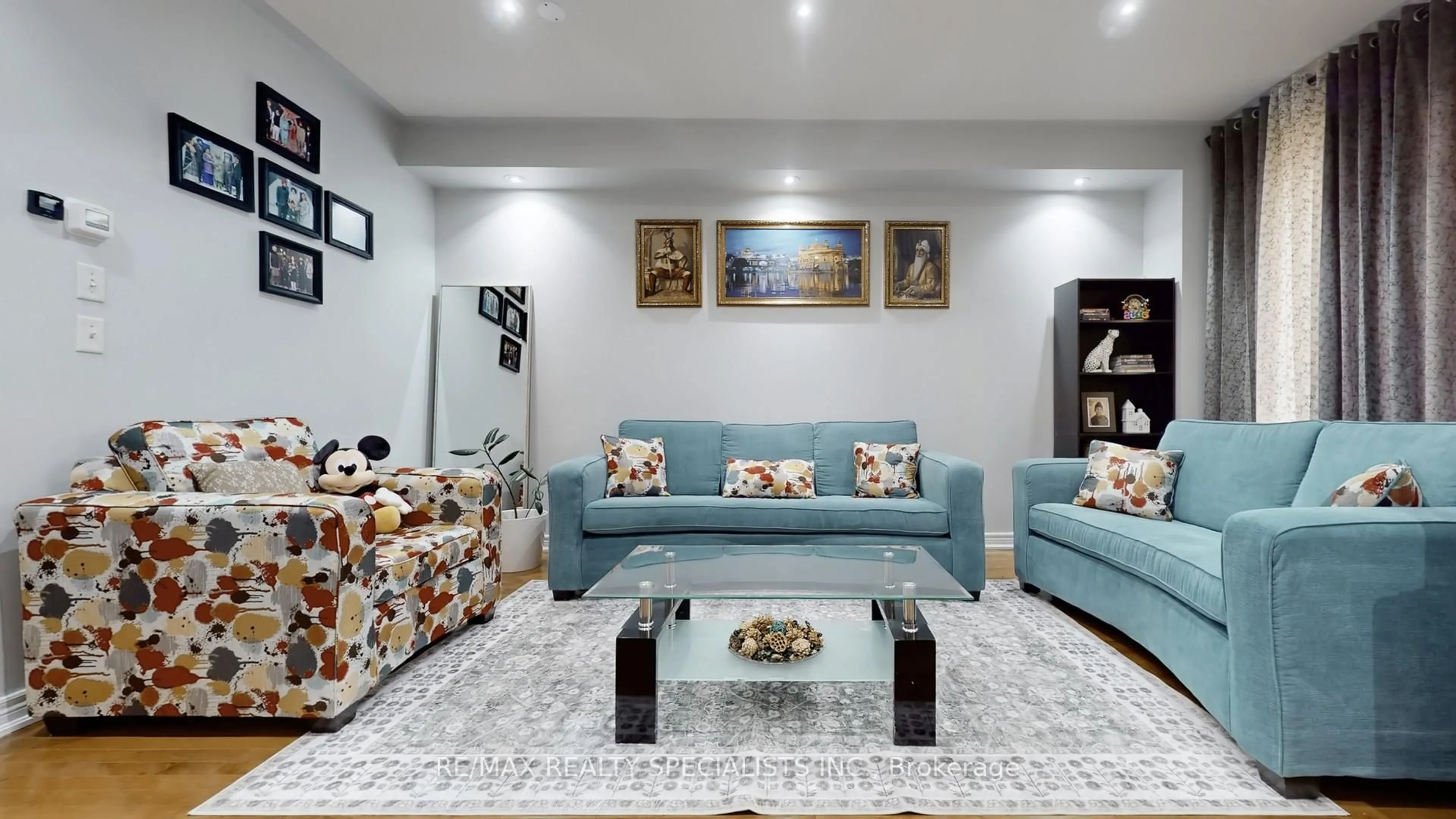 Living room with furniture, unknown for 36 Totten Dr, Brampton Ontario L6R 0P5