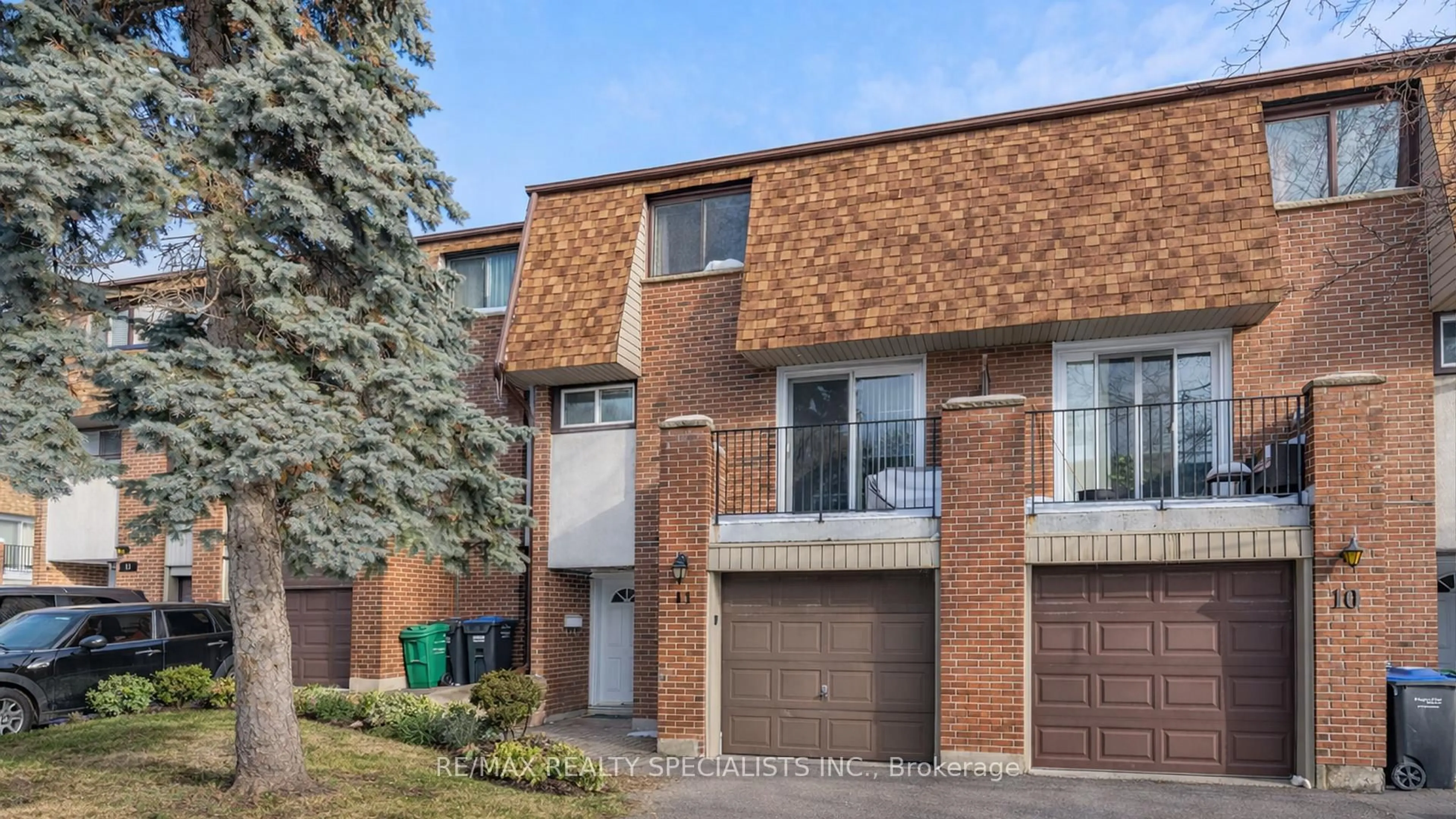 Home with brick exterior material, street for 1051 Cedarglen Gate #11, Mississauga Ontario L5C 3A7
