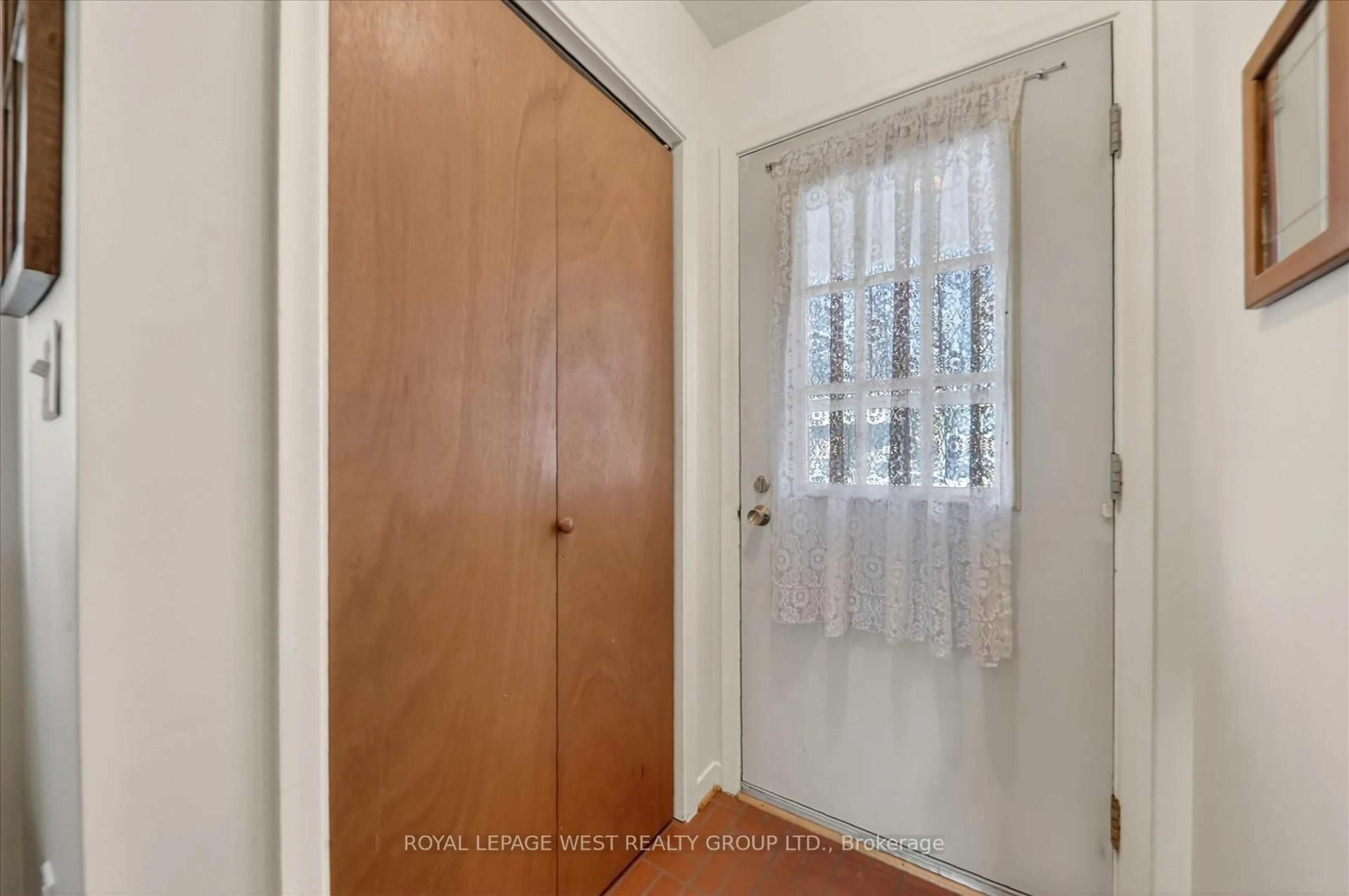 Indoor entryway for 35 Roxaline St, Toronto Ontario M9P 2Z1