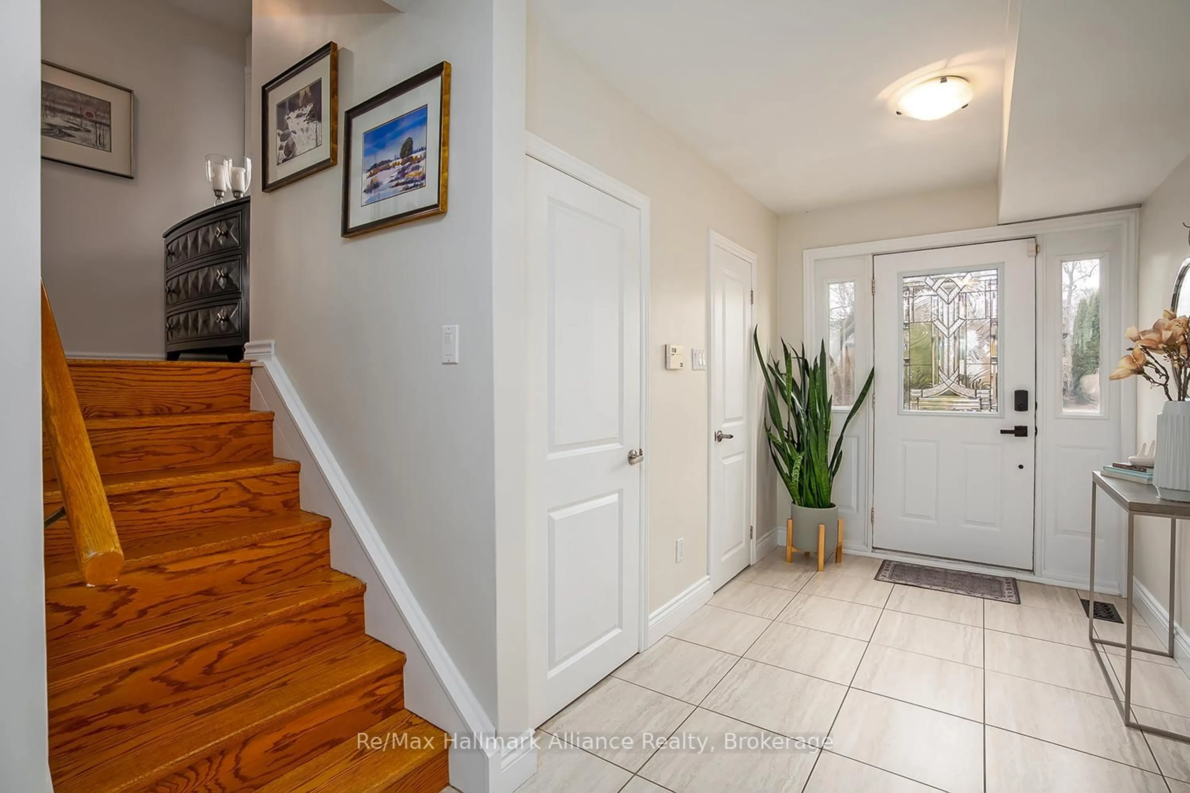 Indoor entryway for 183 Westminster Dr, Oakville Ontario L6L 4H8