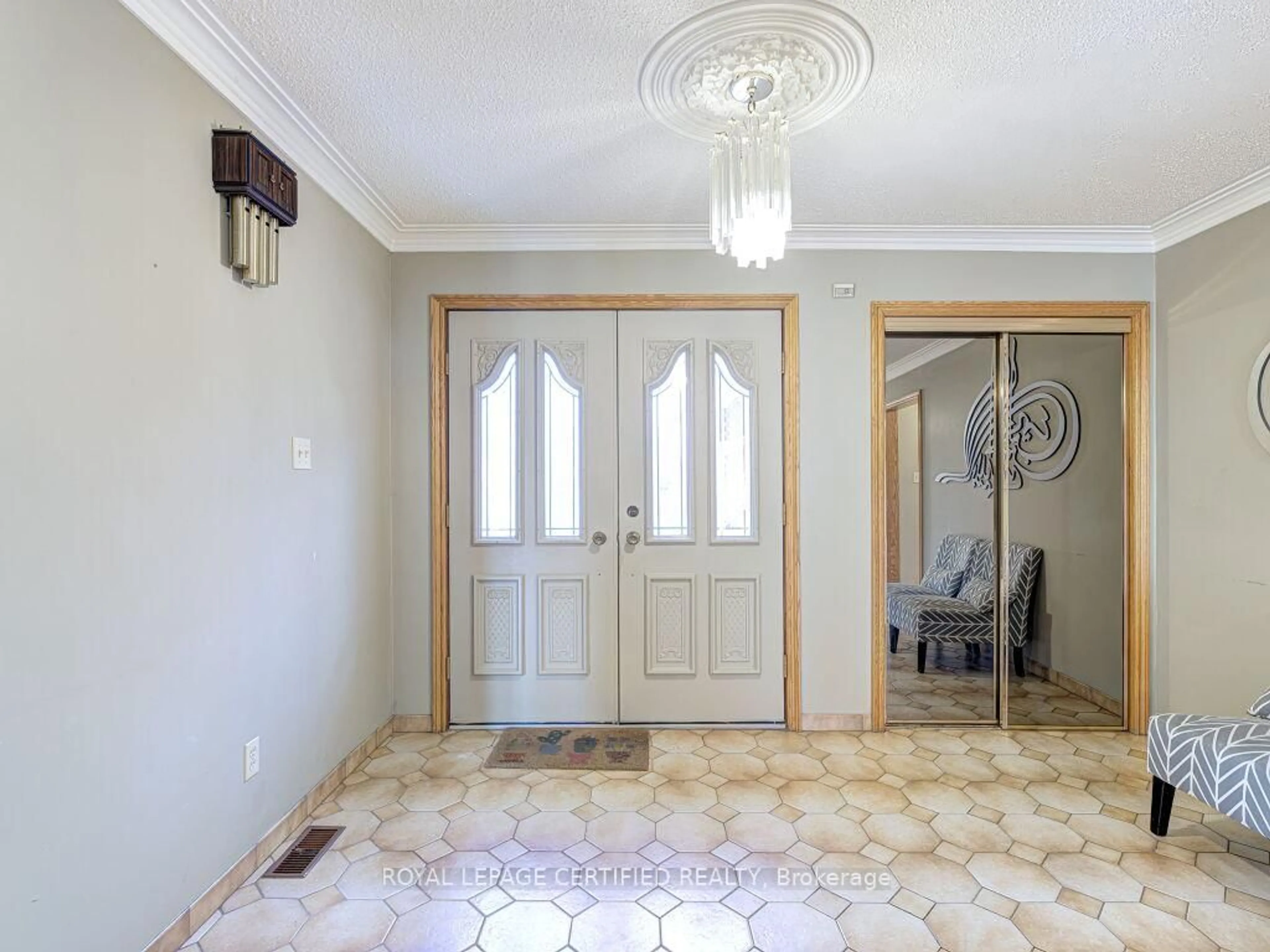 Indoor foyer for 4261 Capilano Crt, Mississauga Ontario L4W 4H9