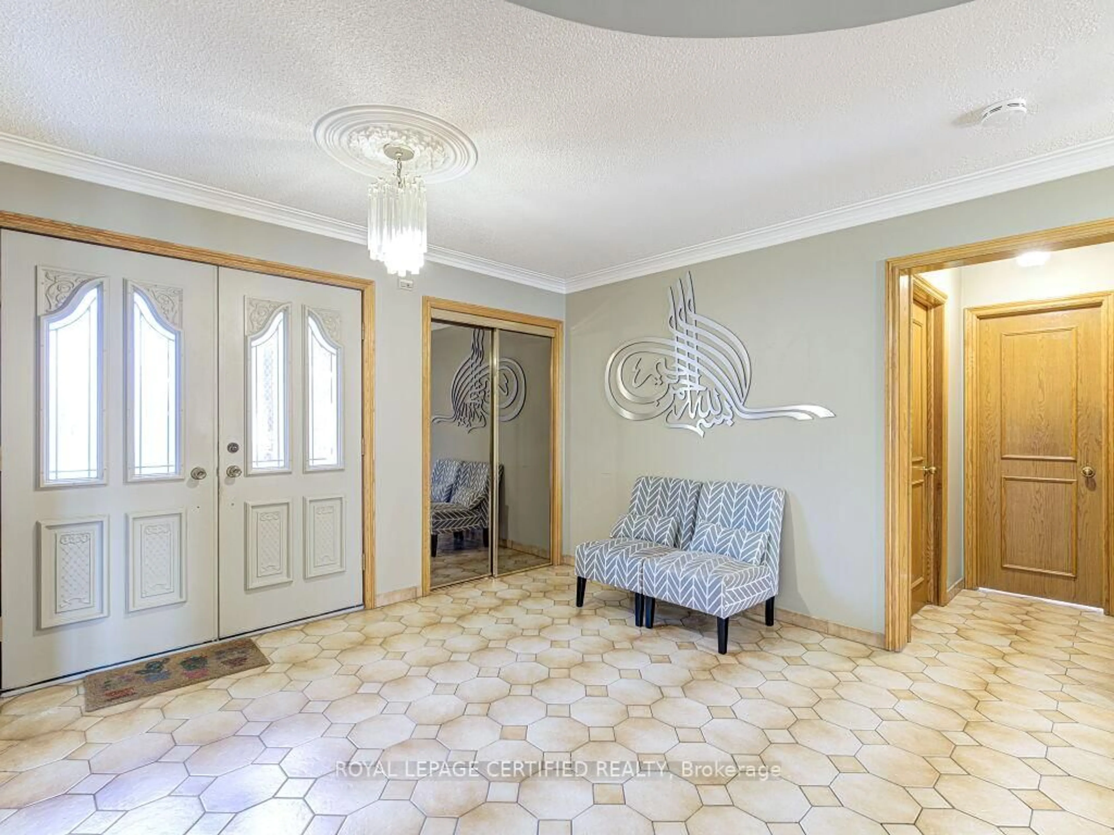 Indoor foyer for 4261 Capilano Crt, Mississauga Ontario L4W 4H9