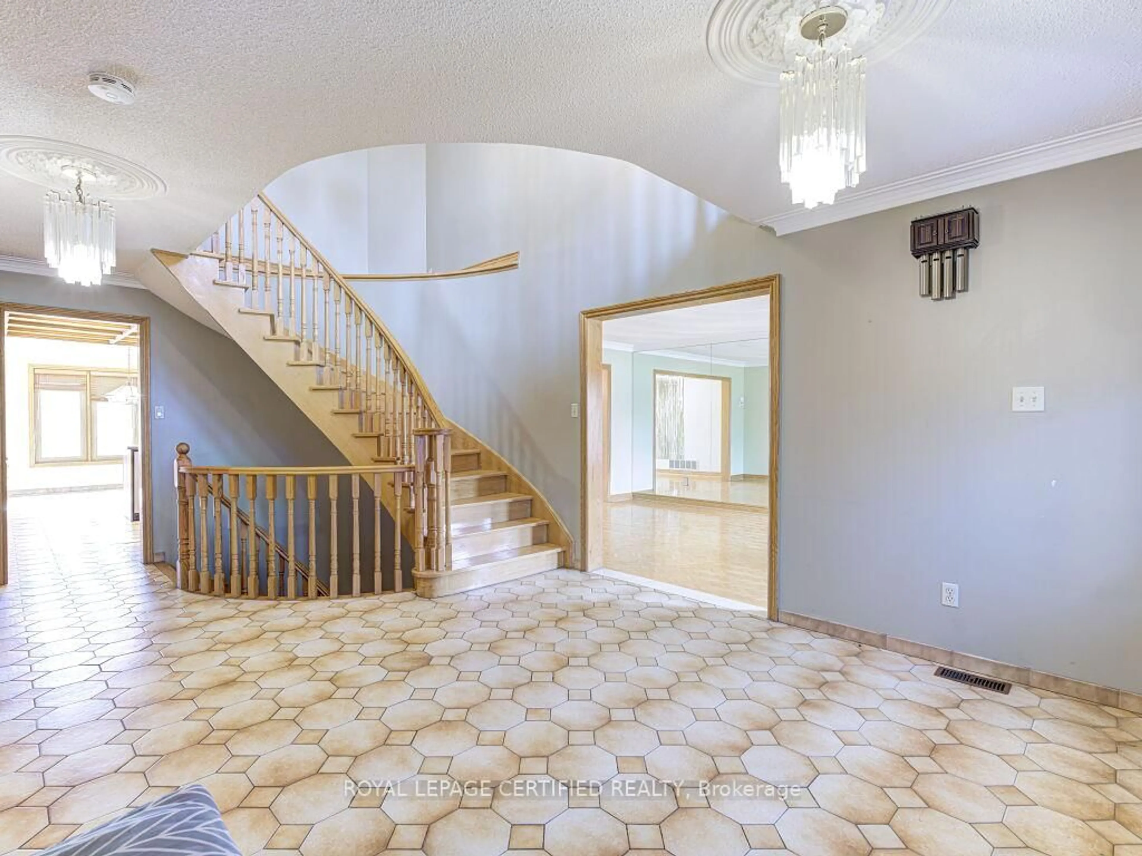 Indoor foyer for 4261 Capilano Crt, Mississauga Ontario L4W 4H9