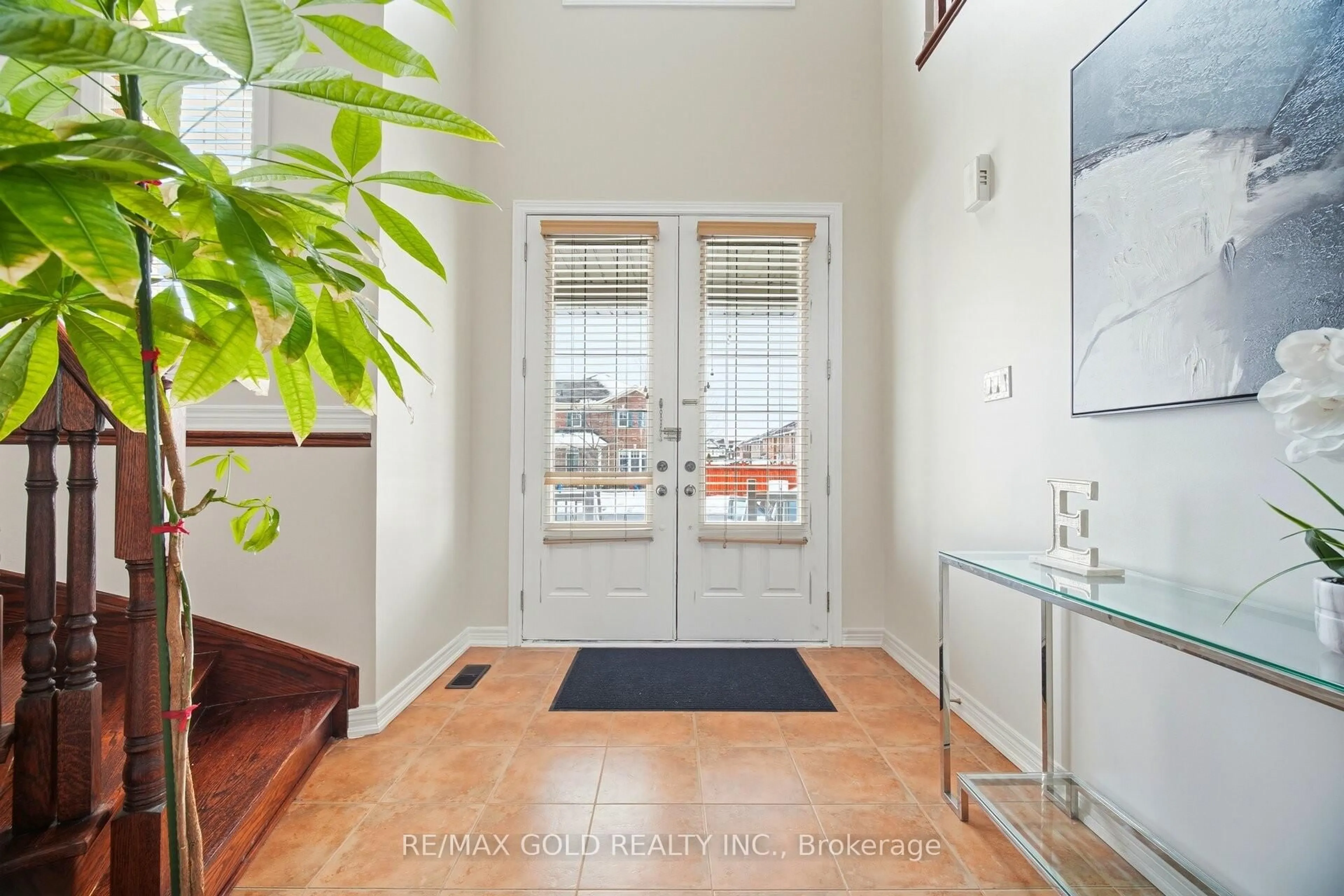 Indoor entryway for 27 Drummondville Dr, Brampton Ontario L6P 3S5