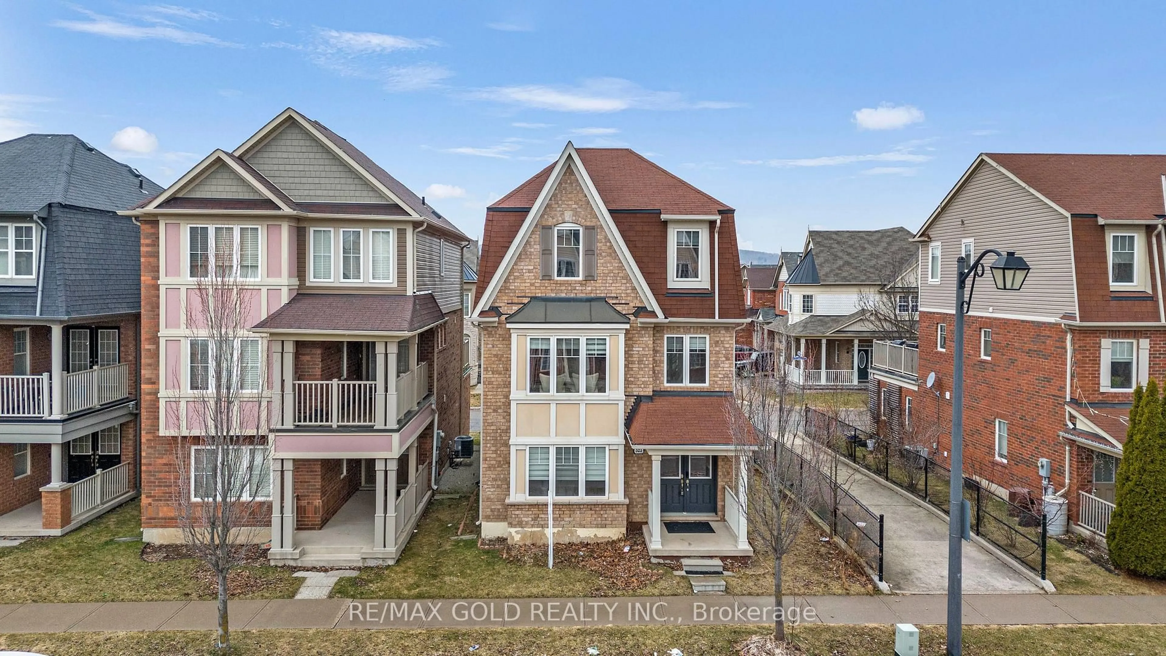 A pic from outside/outdoor area/front of a property/back of a property/a pic from drone, city buildings view from balcony for 323 Dymott Ave, Milton Ontario L9T 0Z4