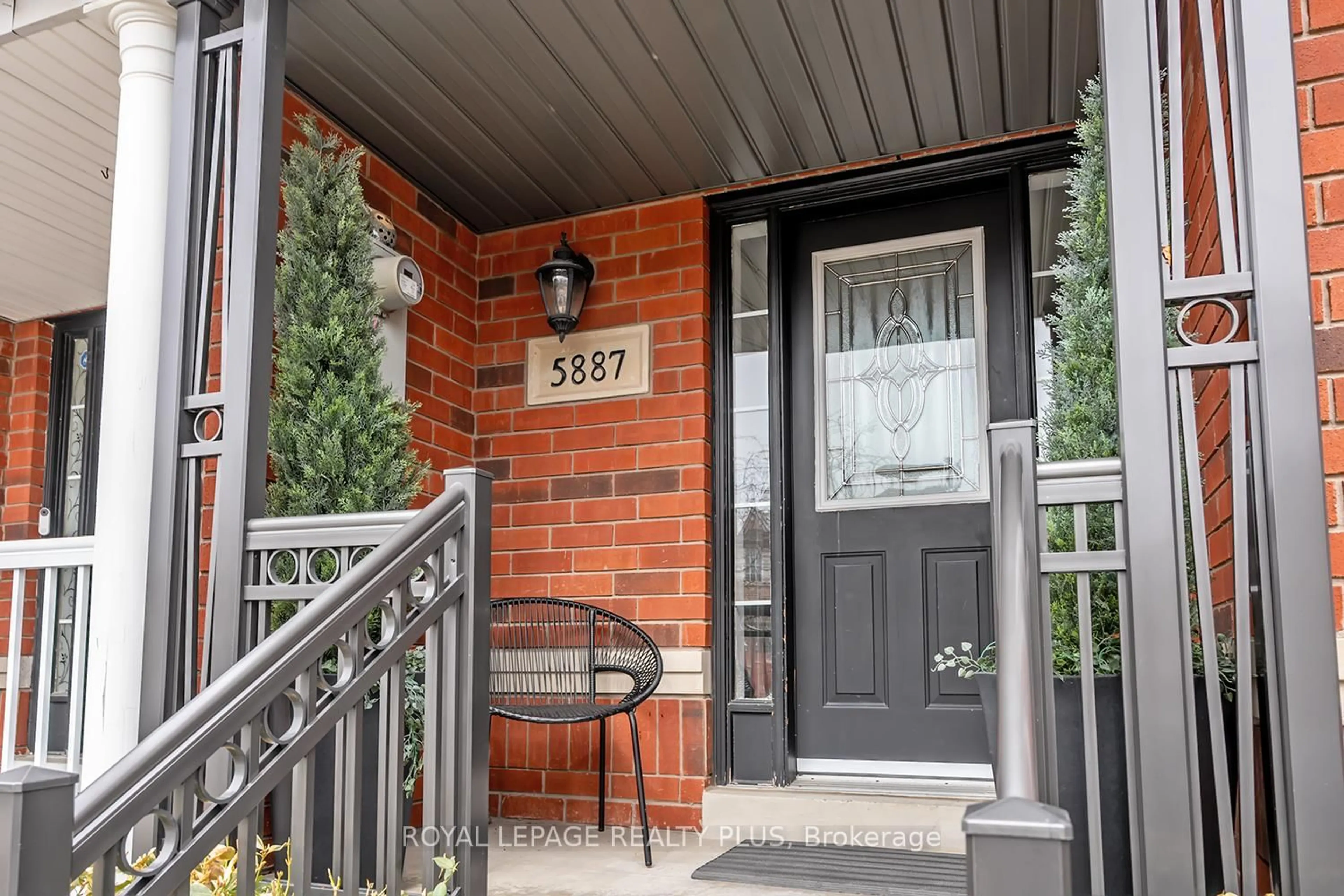 Indoor entryway for 5887 Shelford Terr, Mississauga Ontario L5M 6J9