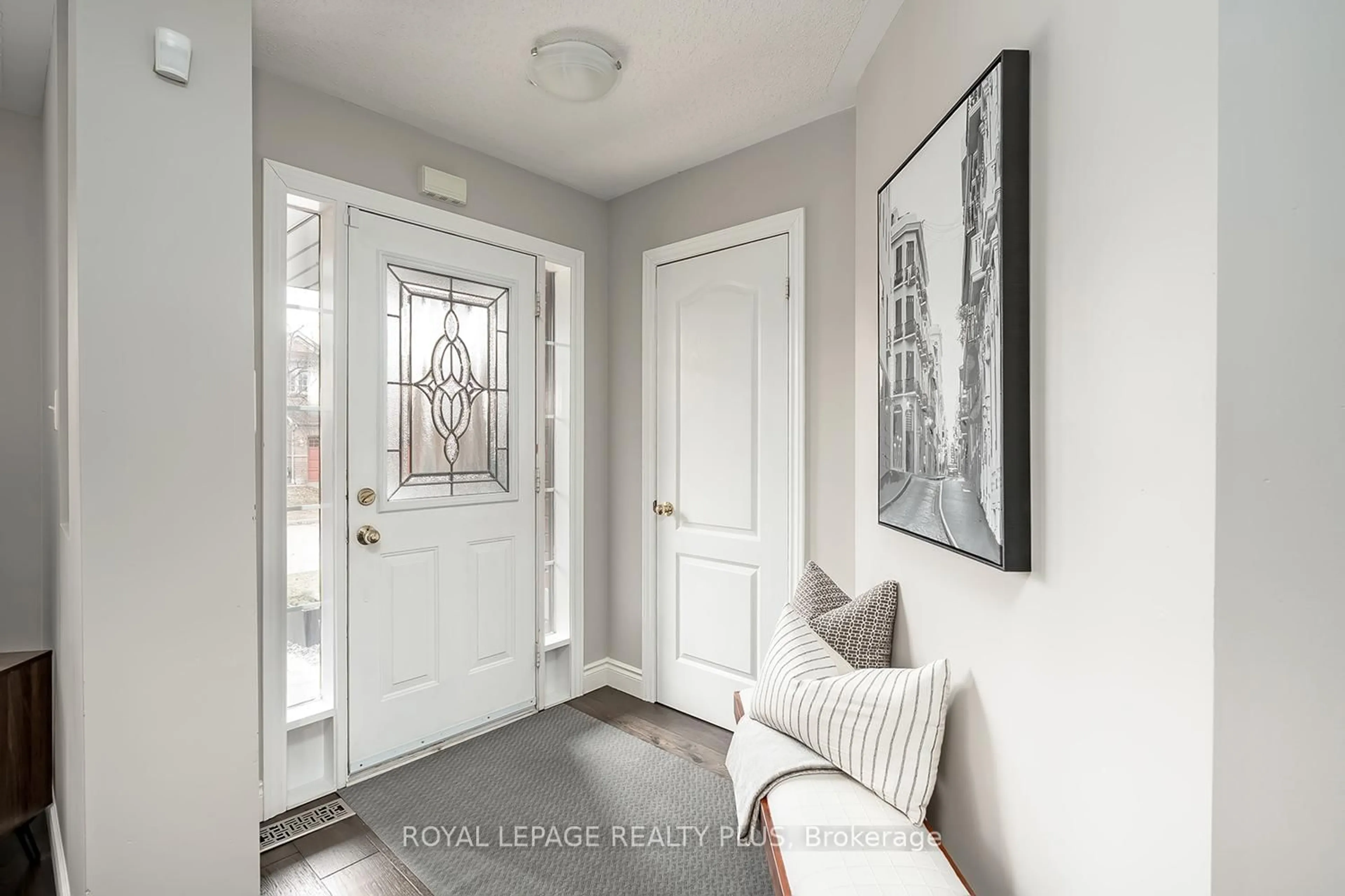 Indoor entryway for 5887 Shelford Terr, Mississauga Ontario L5M 6J9