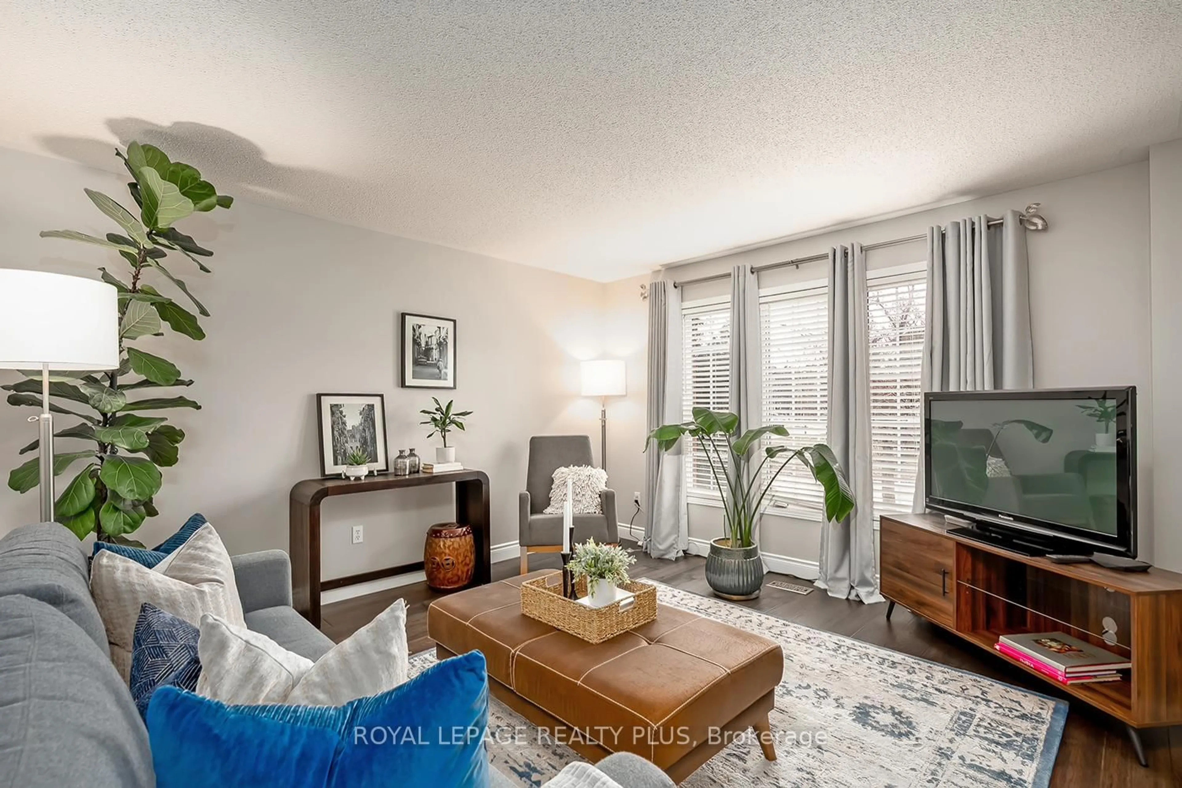 Living room with furniture, unknown for 5887 Shelford Terr, Mississauga Ontario L5M 6J9