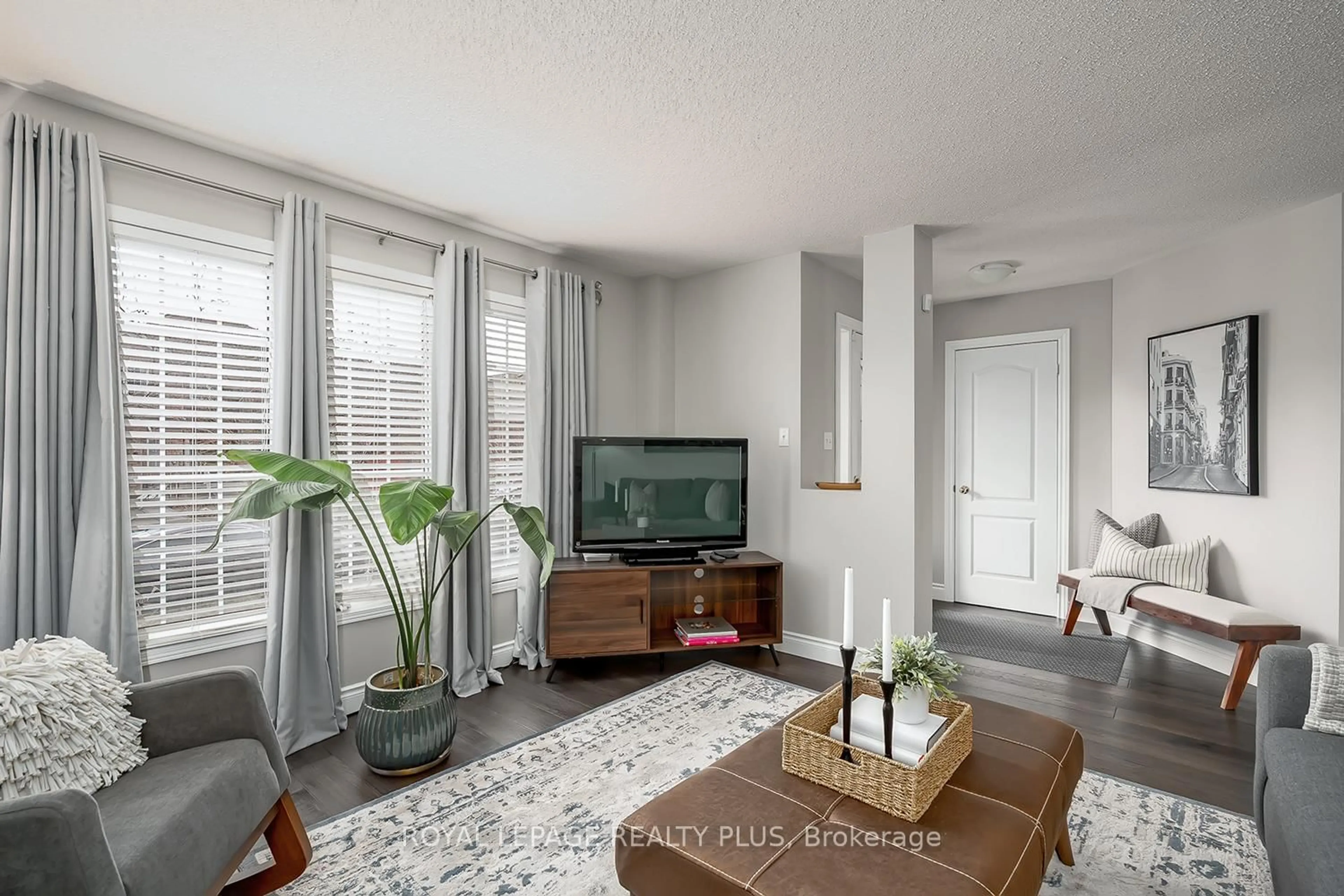Living room with furniture, unknown for 5887 Shelford Terr, Mississauga Ontario L5M 6J9