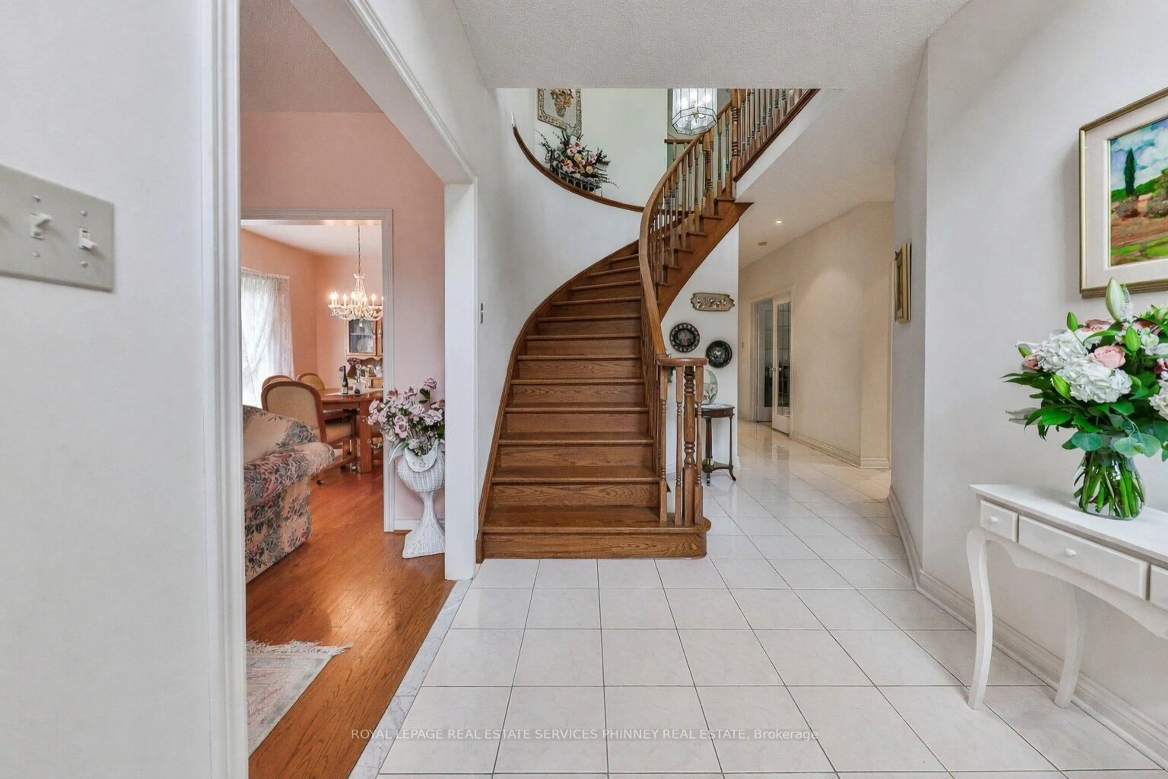 Indoor foyer for 3952 Rolling Valley Dr, Mississauga Ontario L5L 5V9