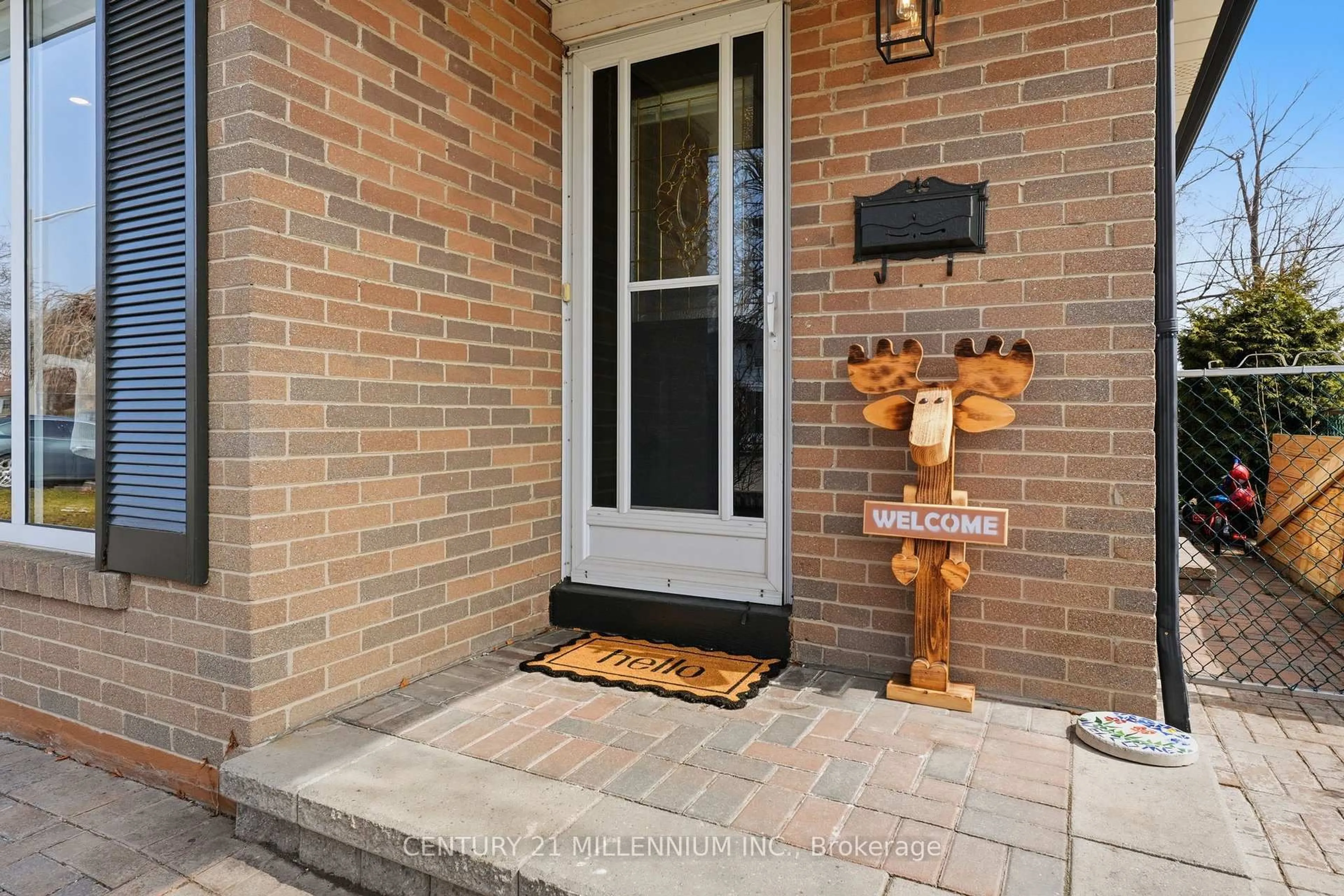 Indoor entryway for 35 Doncaster Dr, Brampton Ontario L6T 1S8