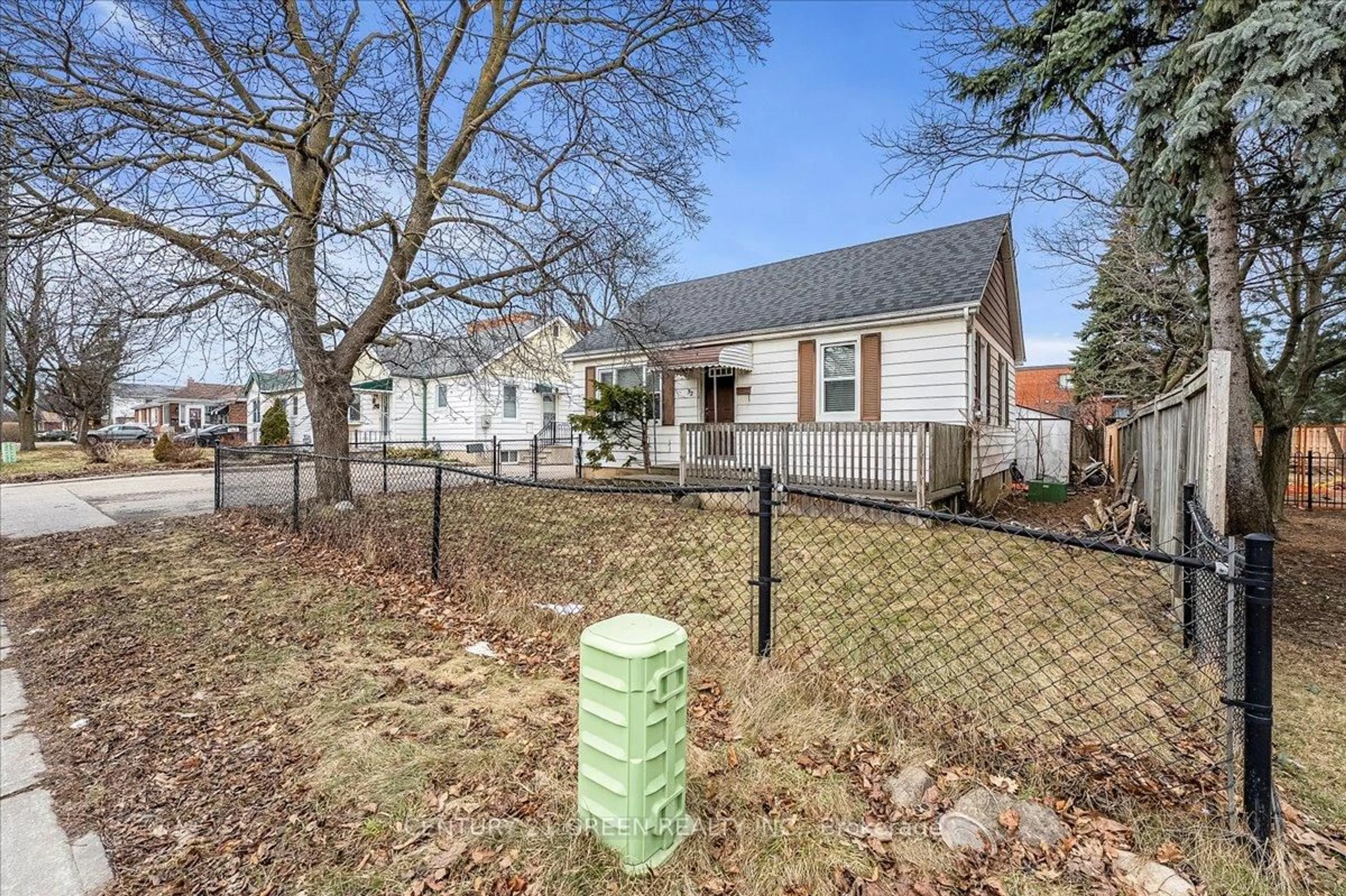 A pic from outside/outdoor area/front of a property/back of a property/a pic from drone, street for 32 Beech St, Brampton Ontario L6V 1V1