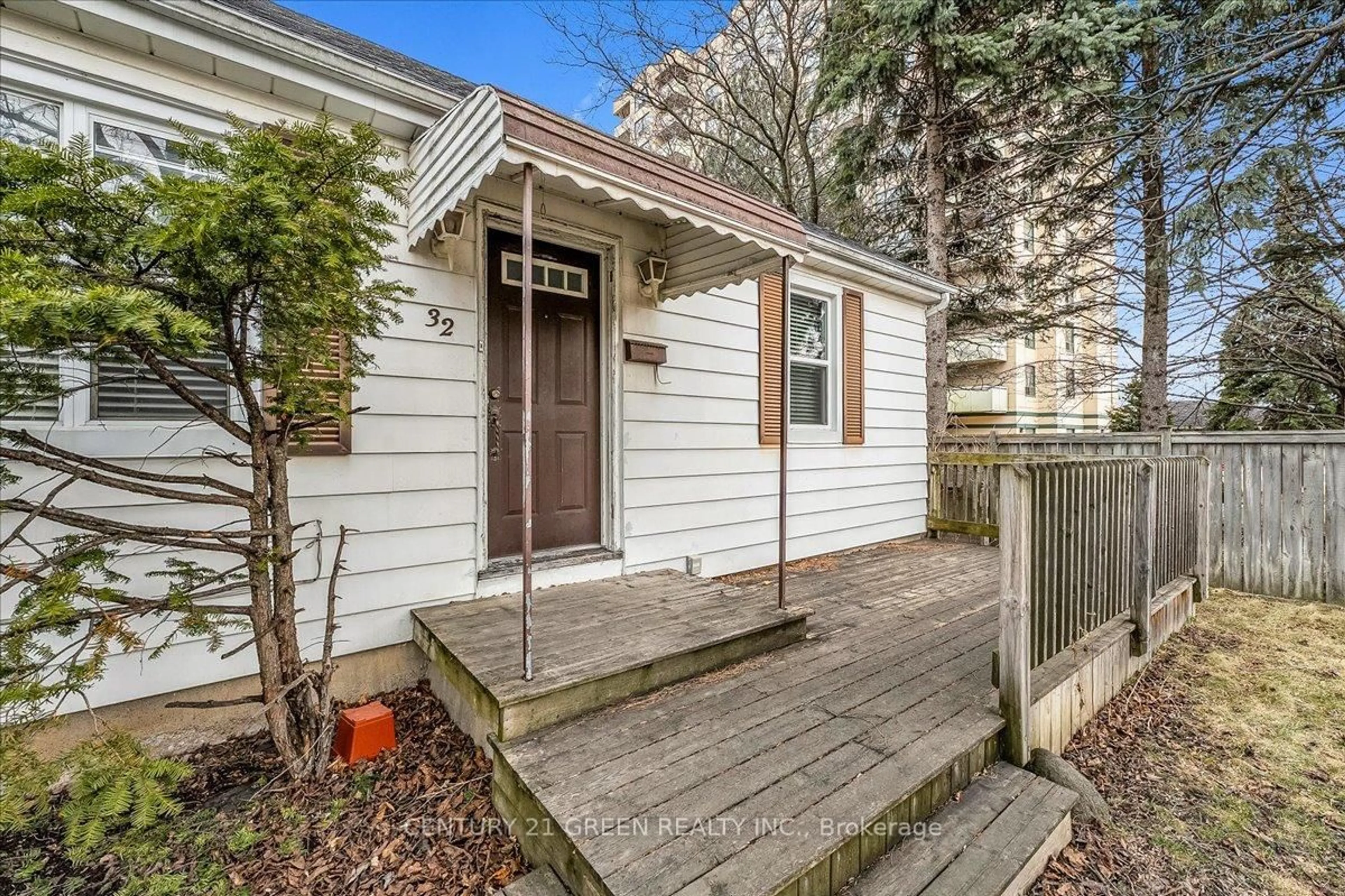 Unknown for 32 Beech St, Brampton Ontario L6V 1V1