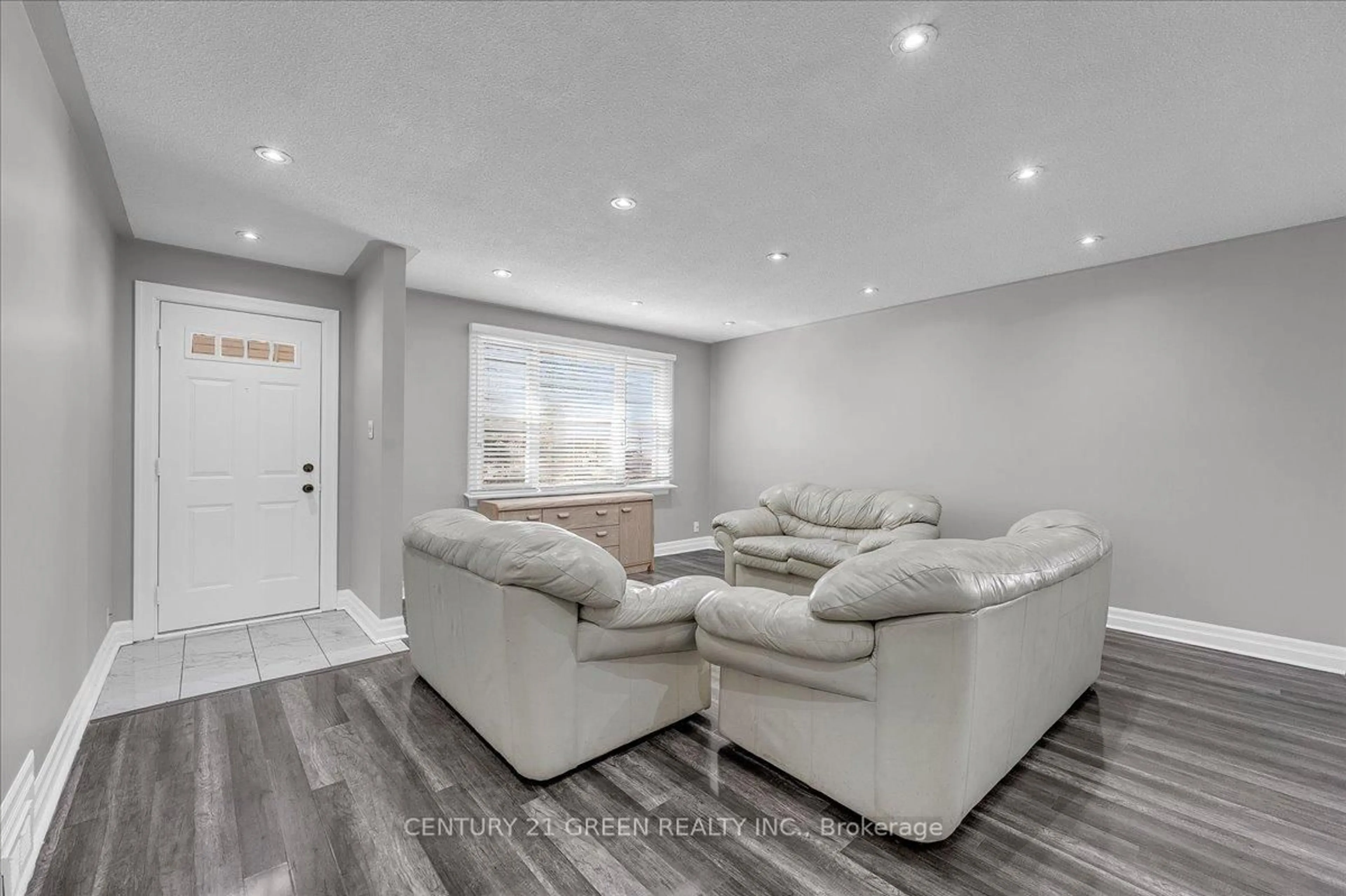 Living room with furniture, unknown for 32 Beech St, Brampton Ontario L6V 1V1