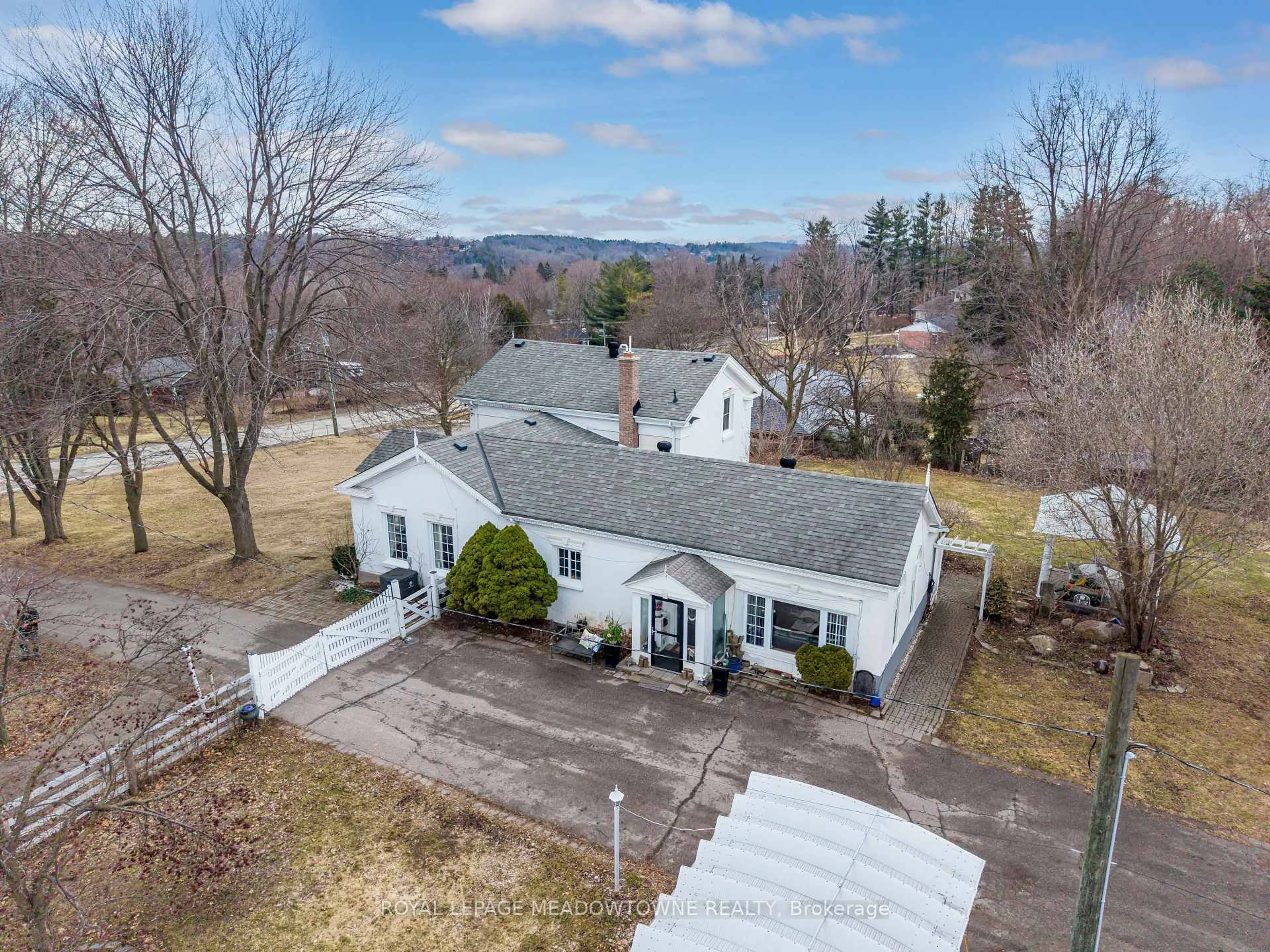 A pic from outside/outdoor area/front of a property/back of a property/a pic from drone, mountain view for 152 Confederation St, Halton Hills Ontario L7G 4S8