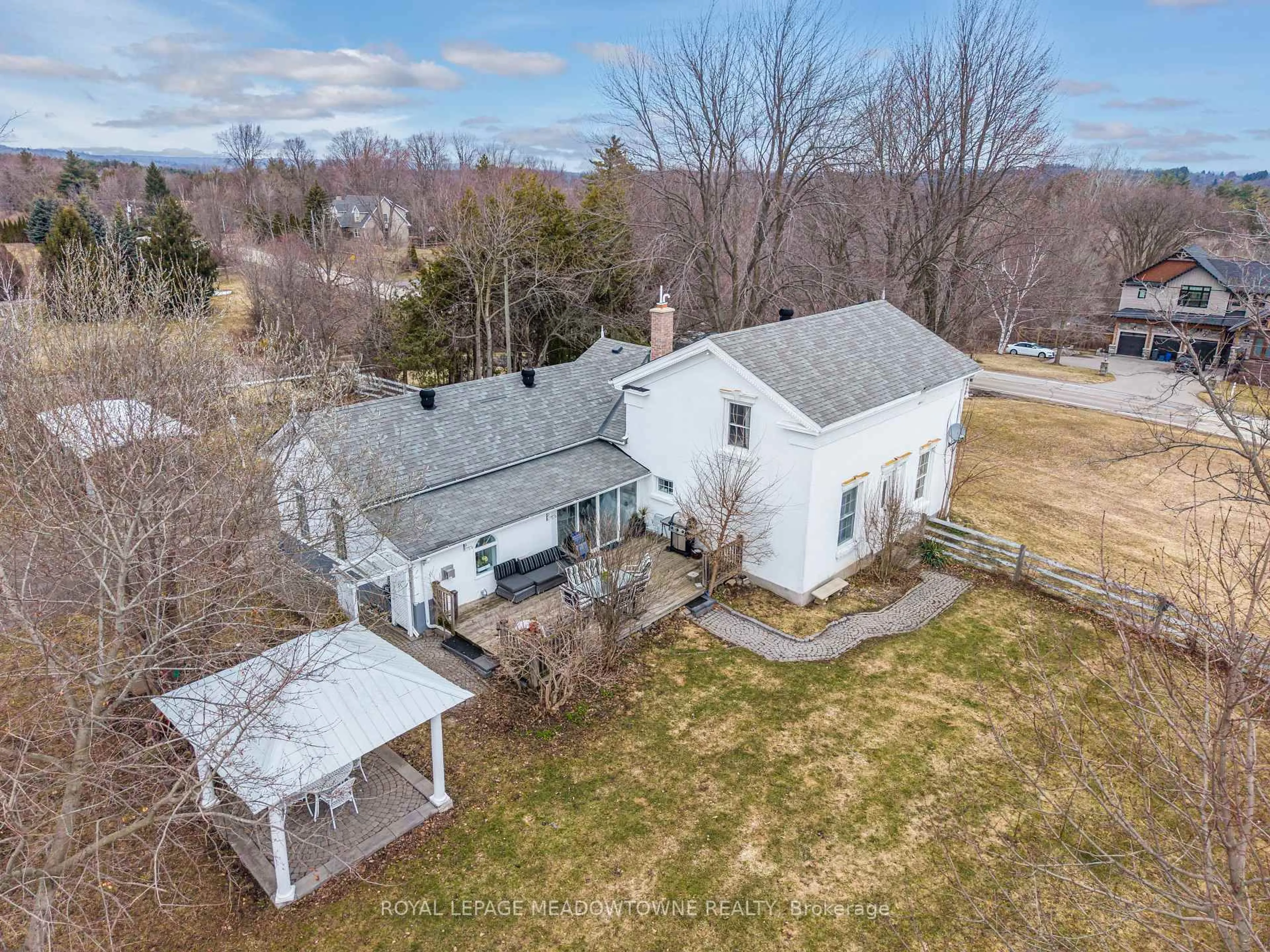 A pic from outside/outdoor area/front of a property/back of a property/a pic from drone, unknown for 152 Confederation St, Halton Hills Ontario L7G 4S8