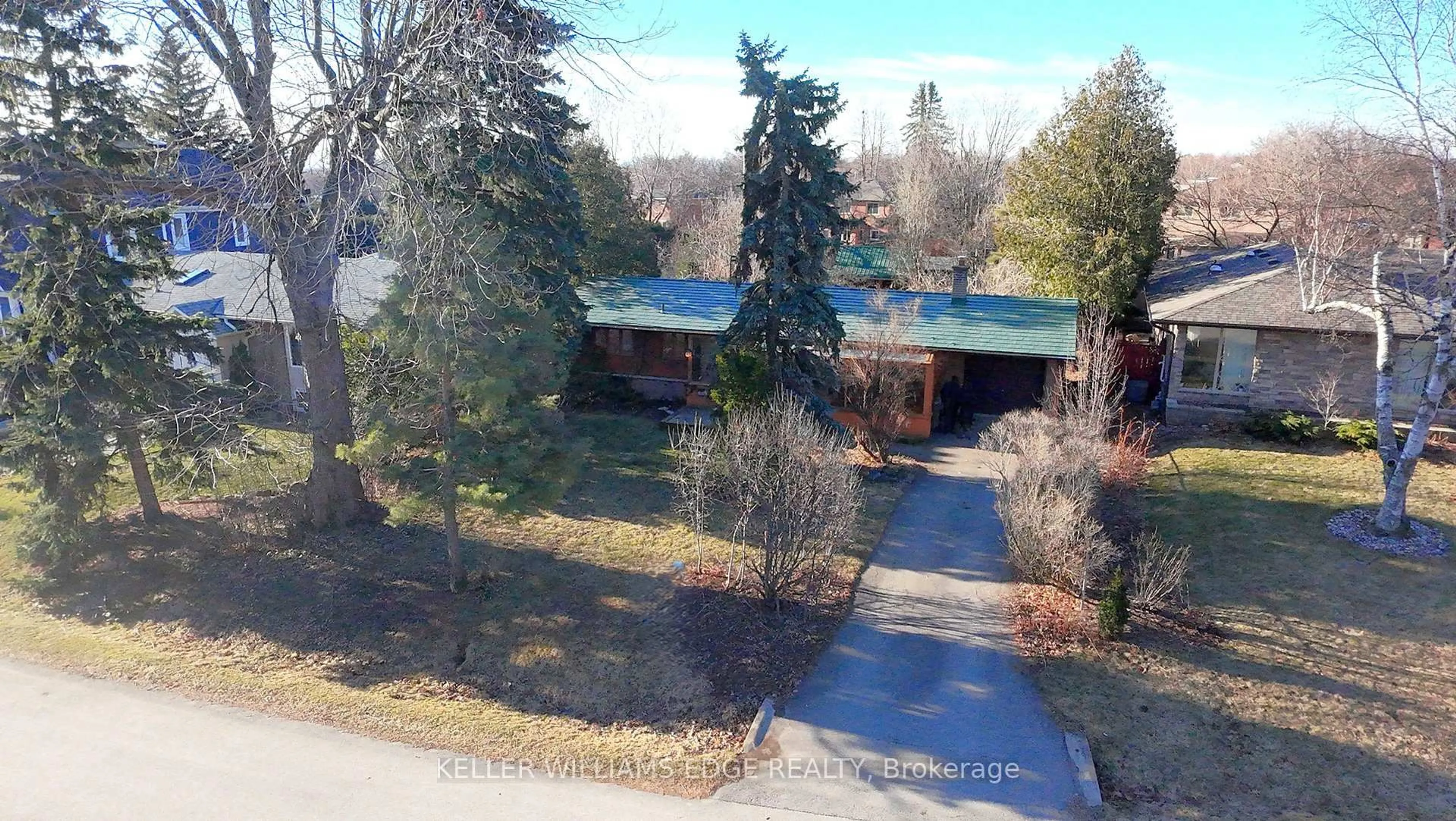 A pic from outside/outdoor area/front of a property/back of a property/a pic from drone, street for 1322 Langdale Cres, Oakville Ontario L6H 2K8
