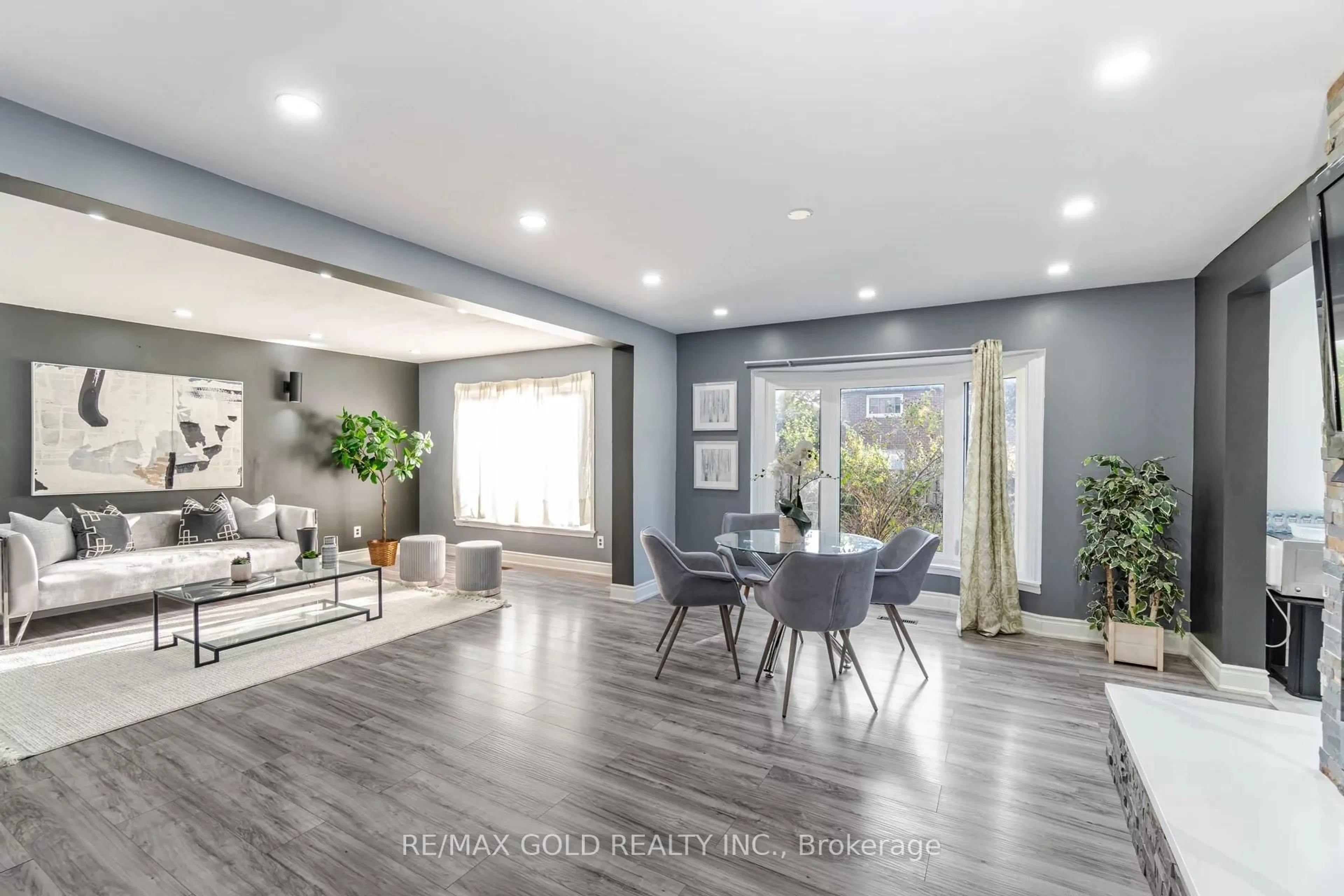 Open concept kitchen, unknown for 21 Nottingham Cres, Brampton Ontario L6S 4G3