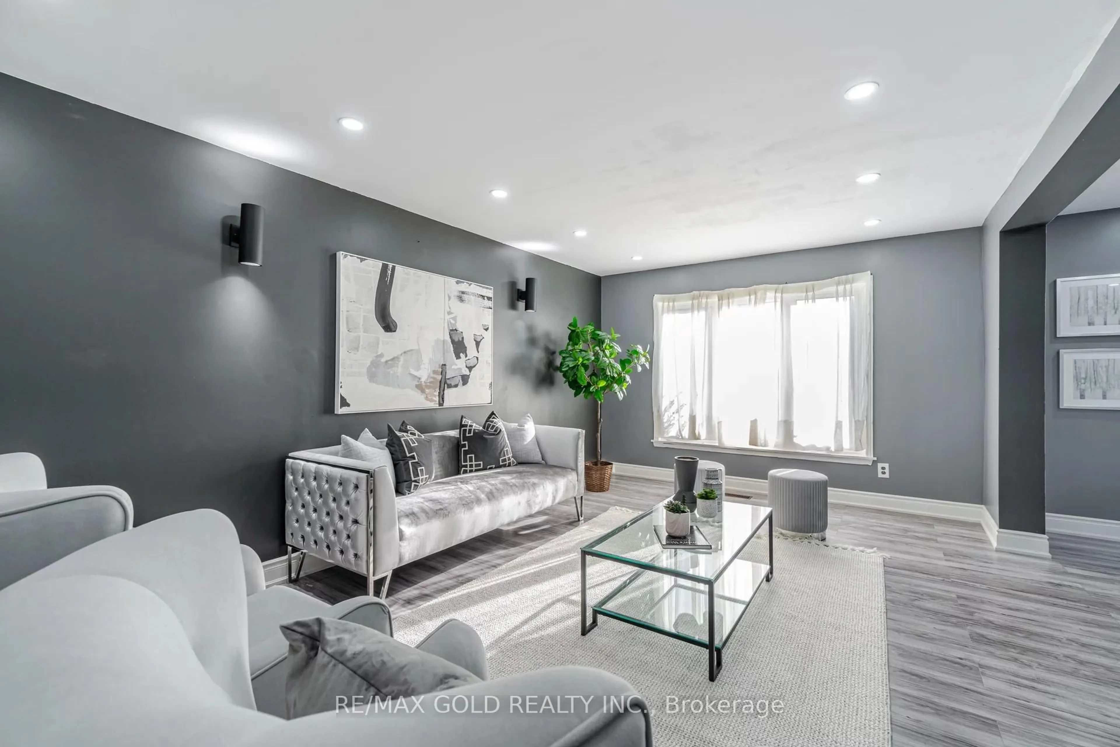 Living room with furniture, unknown for 21 Nottingham Cres, Brampton Ontario L6S 4G3