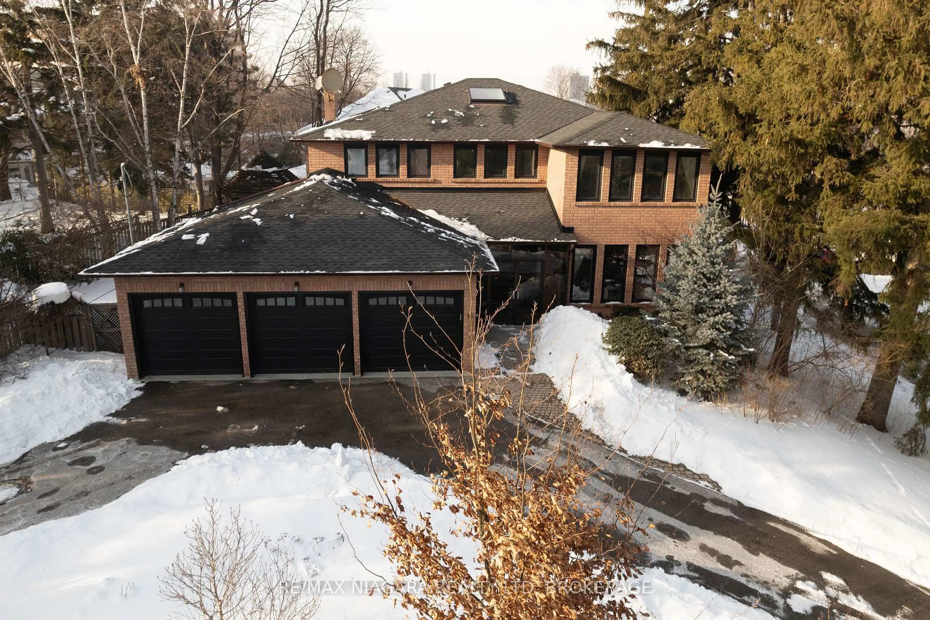 A pic from outside/outdoor area/front of a property/back of a property/a pic from drone, street for 18 Mountbatten Rd, Toronto Ontario M9P 1Z2