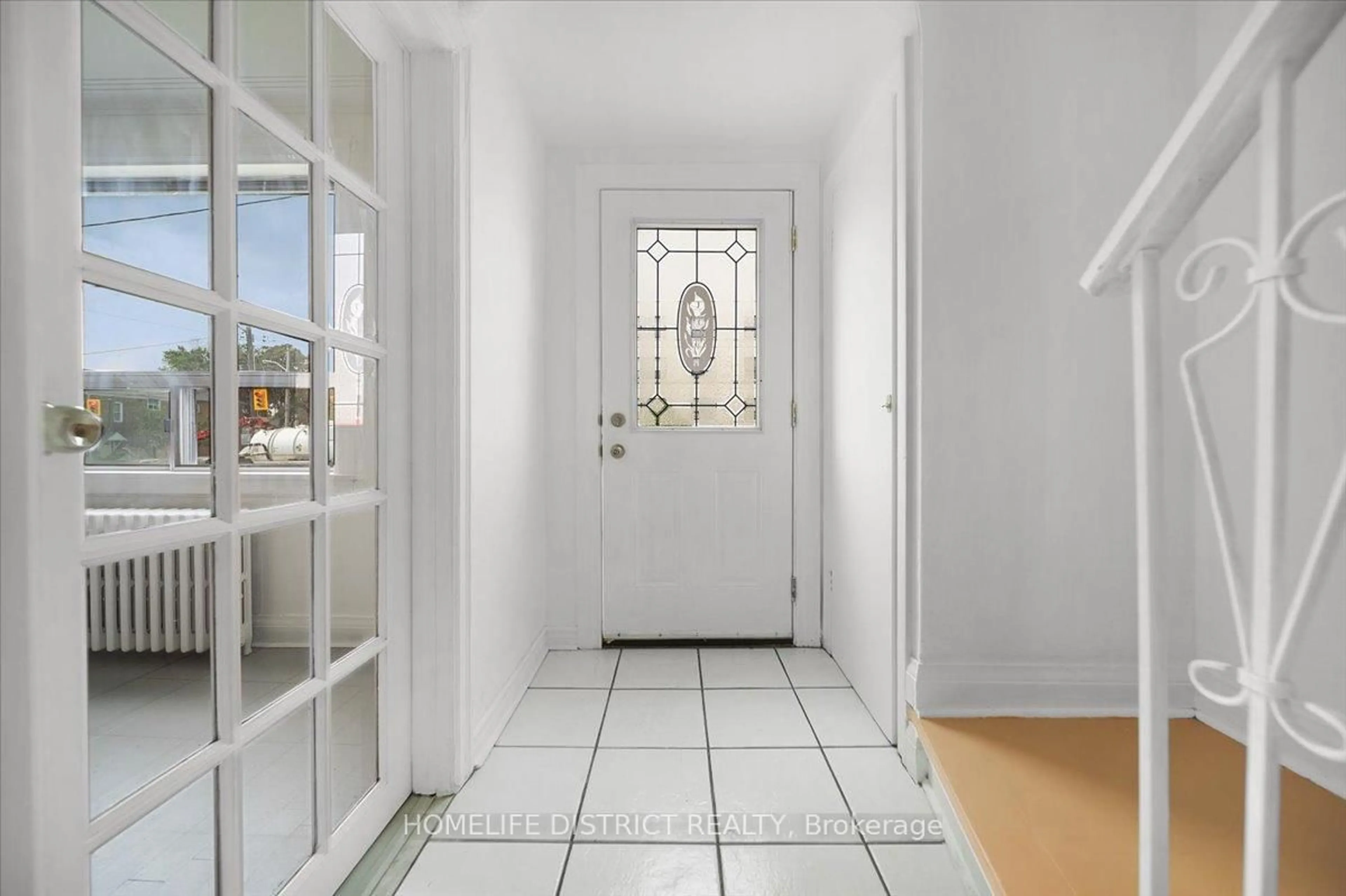 Indoor entryway for 2055 Eglinton Ave, Toronto Ontario M6E 2K4