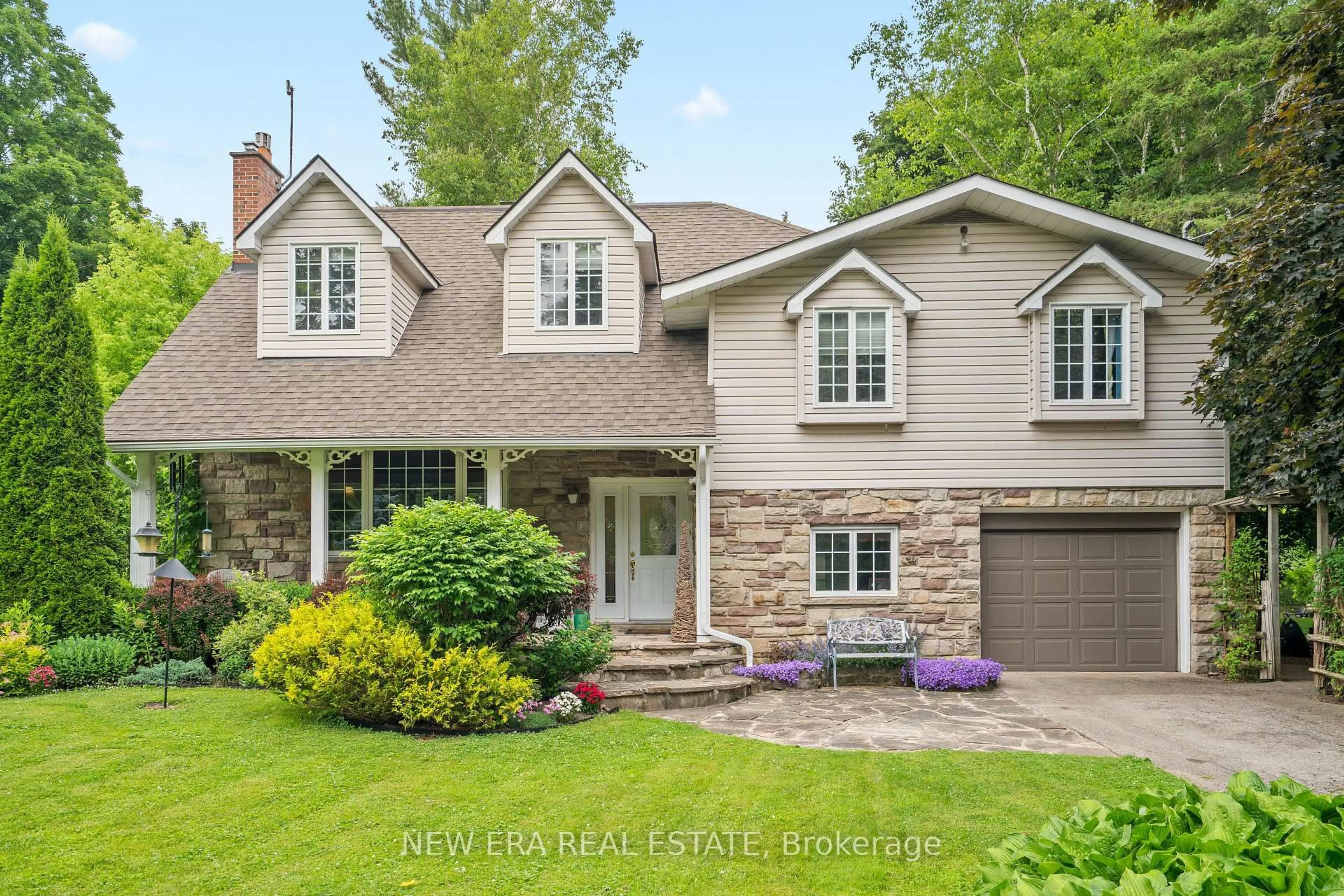 Home with brick exterior material, street for 49 Credit Rd, Caledon Ontario L7C 3J3