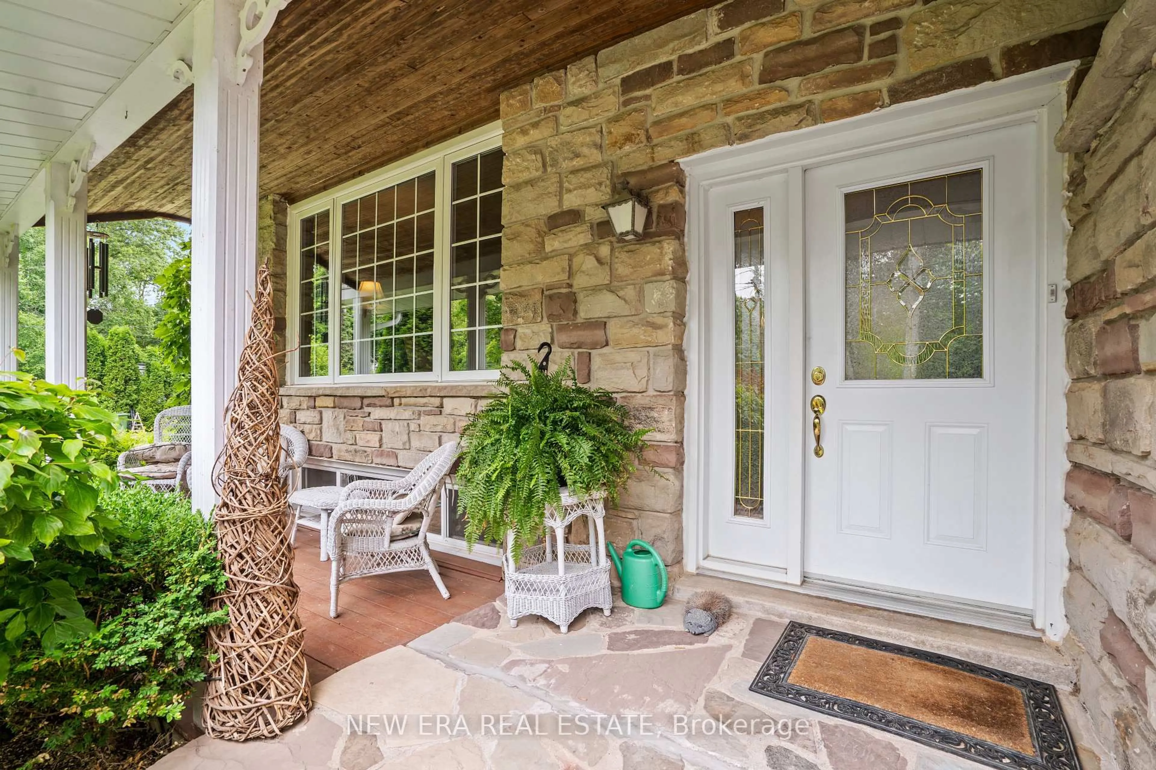 Indoor entryway for 49 Credit Rd, Caledon Ontario L7C 3J3