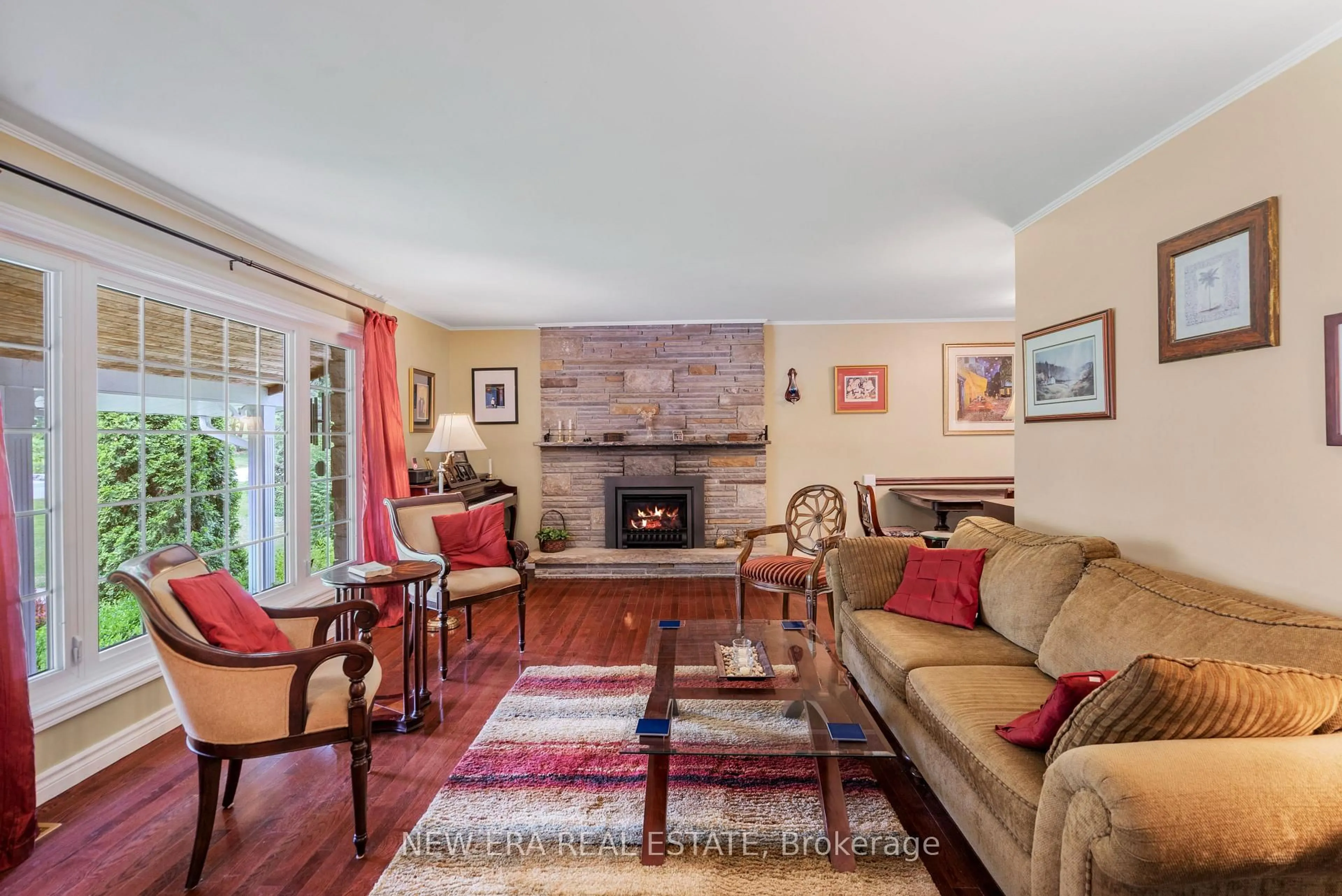 Living room with furniture, unknown for 49 Credit Rd, Caledon Ontario L7C 3J3