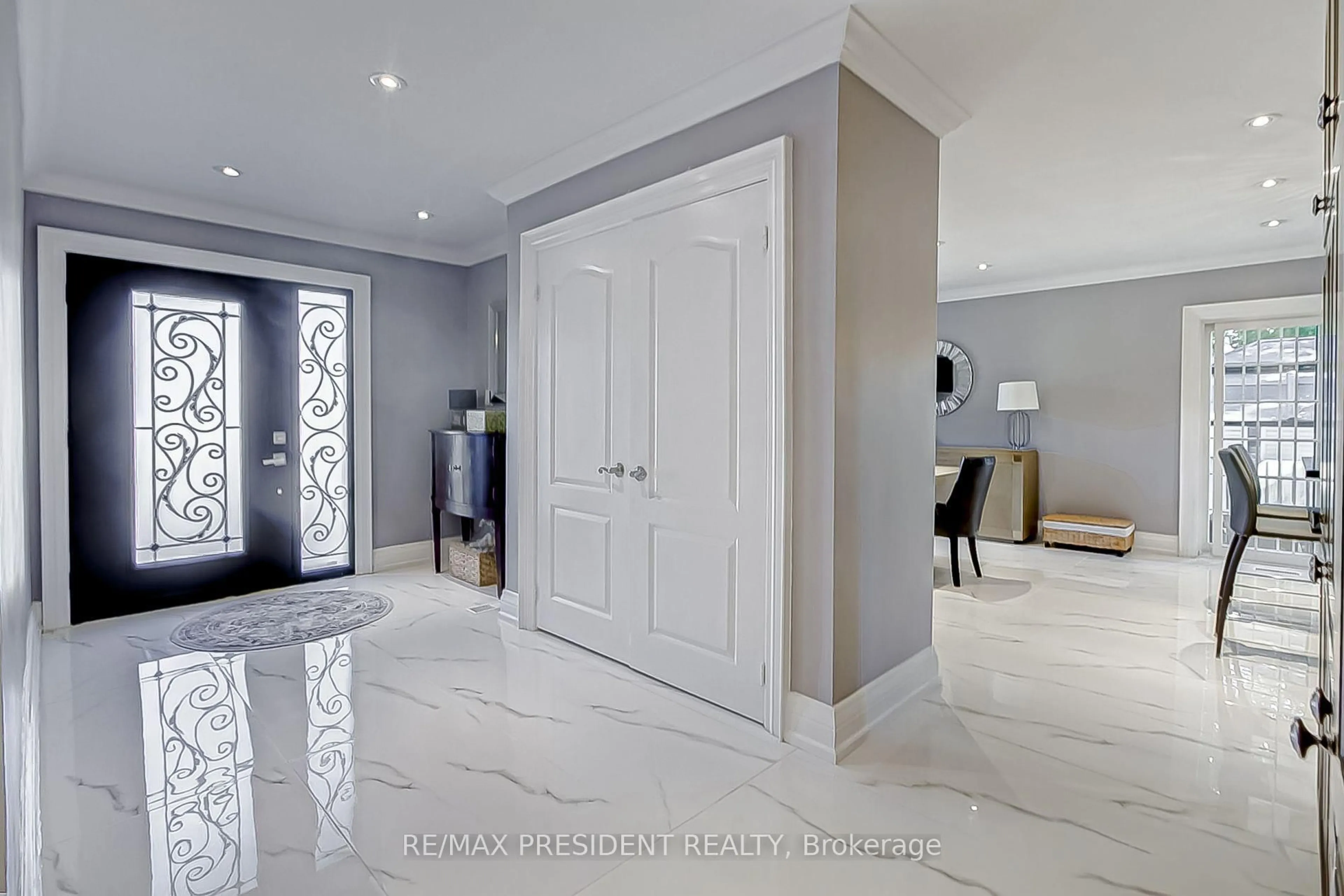 Indoor entryway for 47 Harlow Cres, Toronto Ontario M9V 2Y7