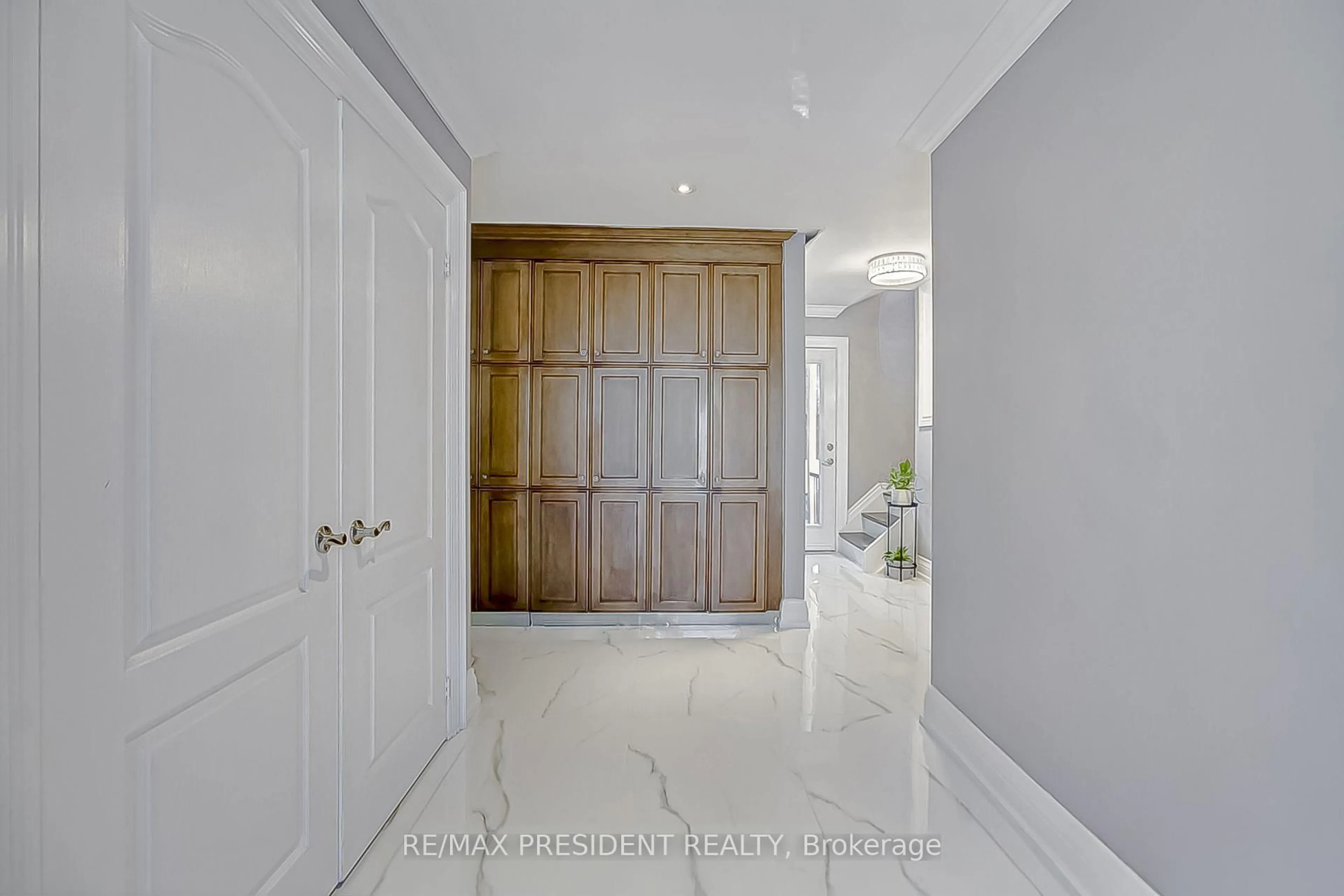 Indoor entryway for 47 Harlow Cres, Toronto Ontario M9V 2Y7