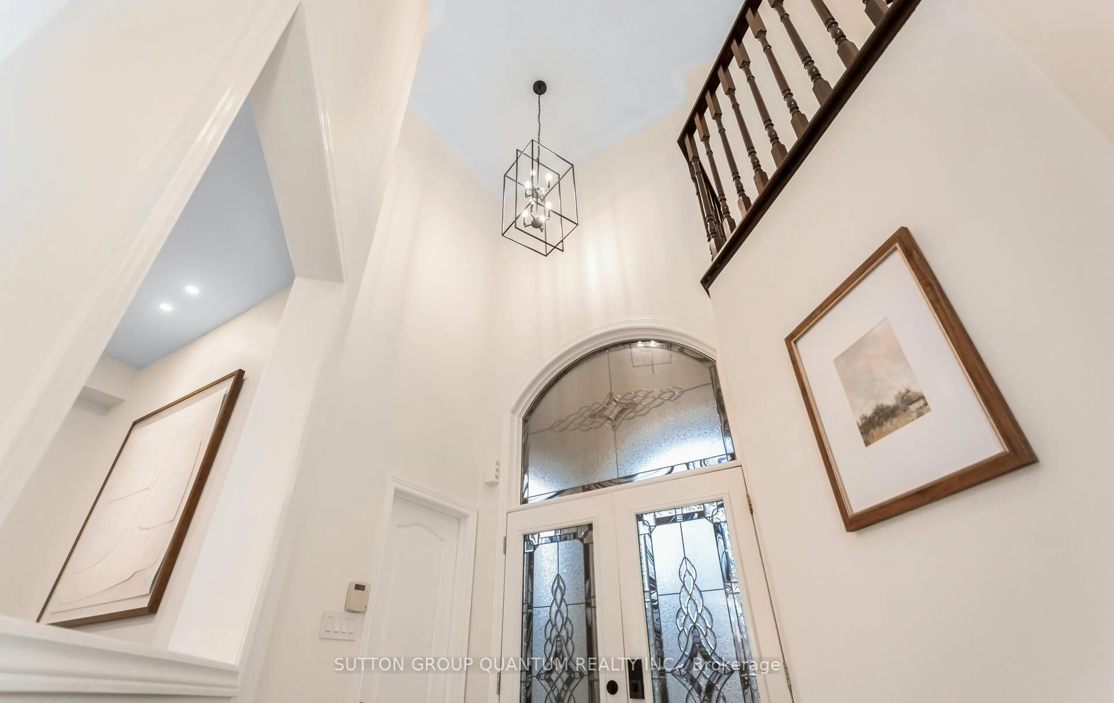 Indoor entryway for 2351 Gladacres Lane, Oakville Ontario L6M 0G4