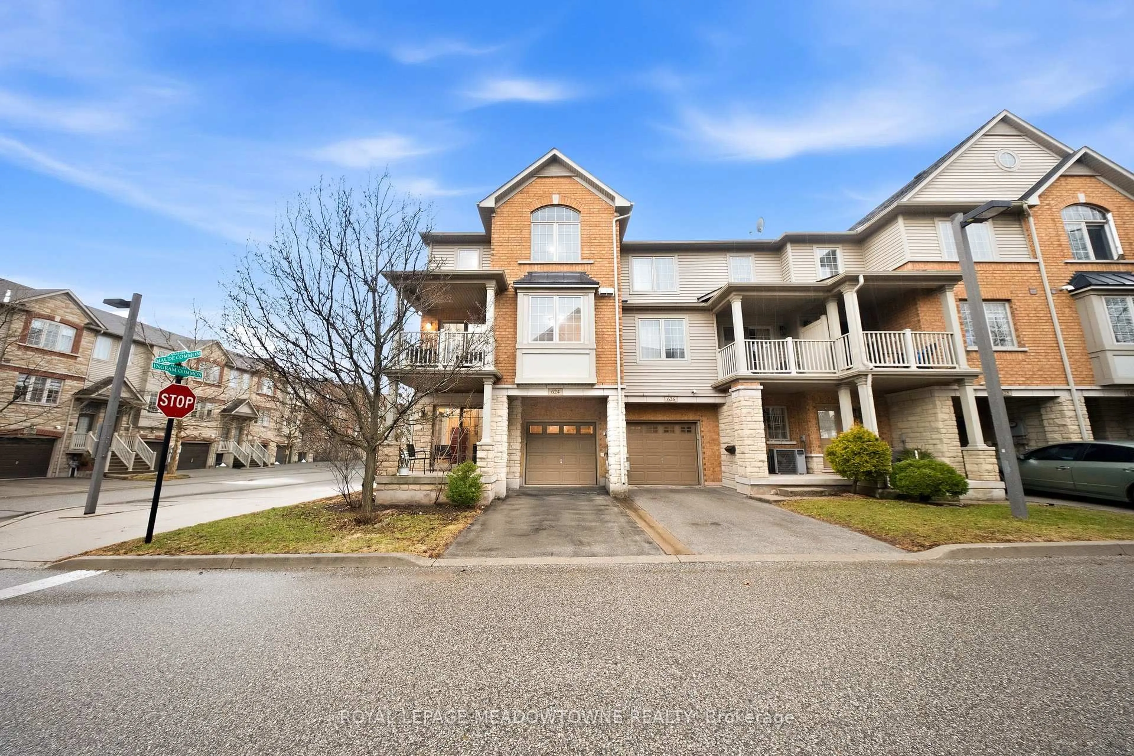 A pic from outside/outdoor area/front of a property/back of a property/a pic from drone, street for 624 Maude Common, Burlington Ontario L7L 0C7