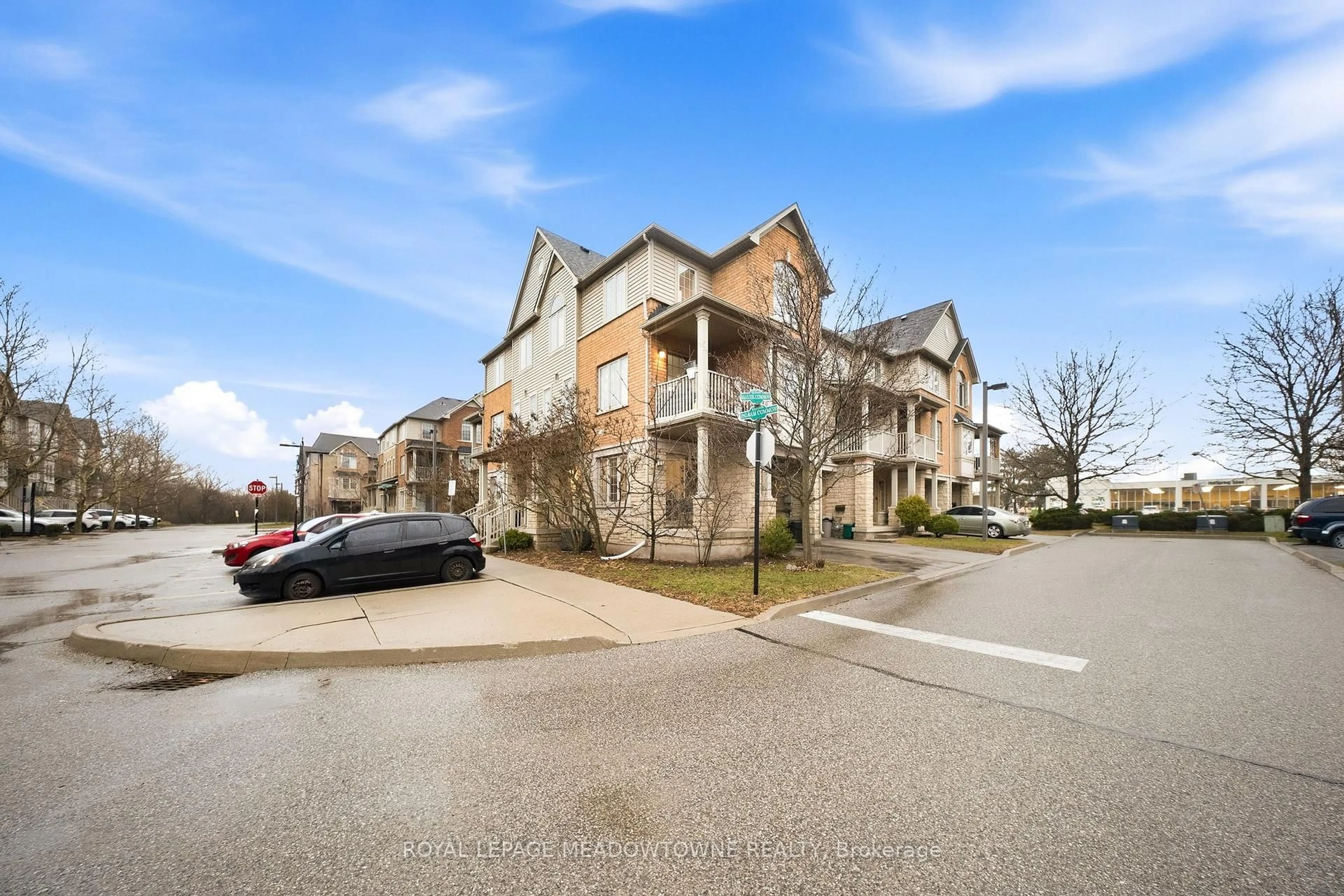 A pic from outside/outdoor area/front of a property/back of a property/a pic from drone, street for 624 Maude Common, Burlington Ontario L7L 0C7