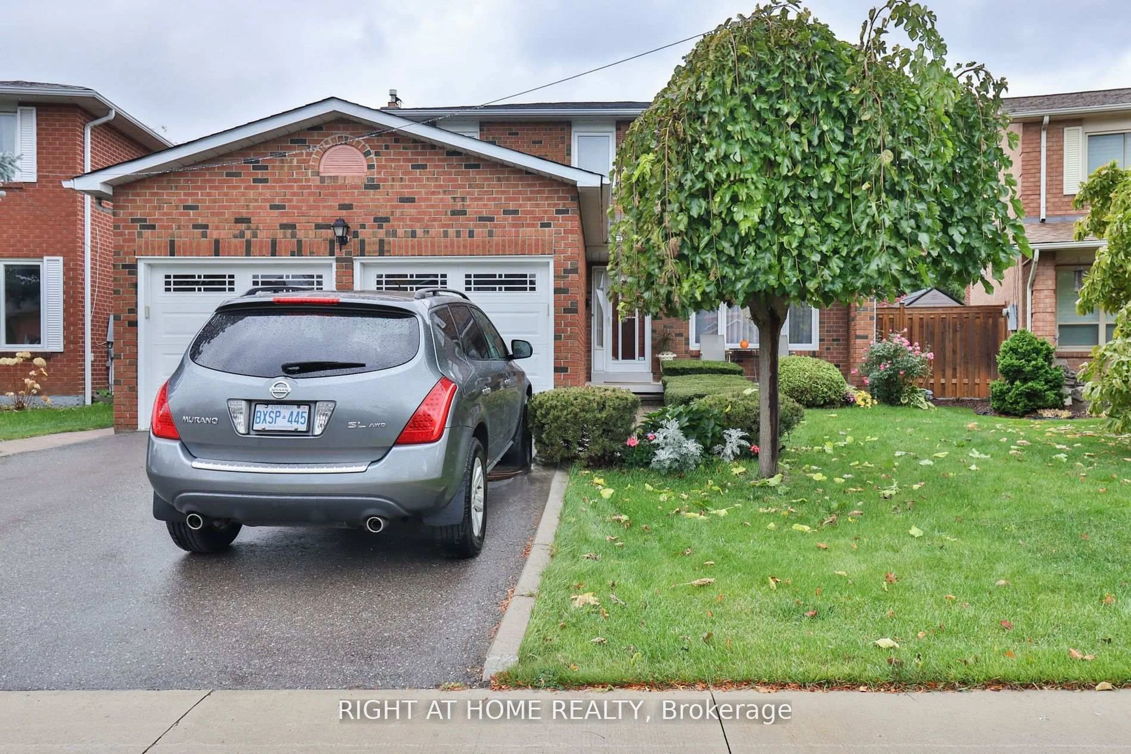 A pic from outside/outdoor area/front of a property/back of a property/a pic from drone, street for 1433 Bough Beeches Blvd, Mississauga Ontario L4W 3B4