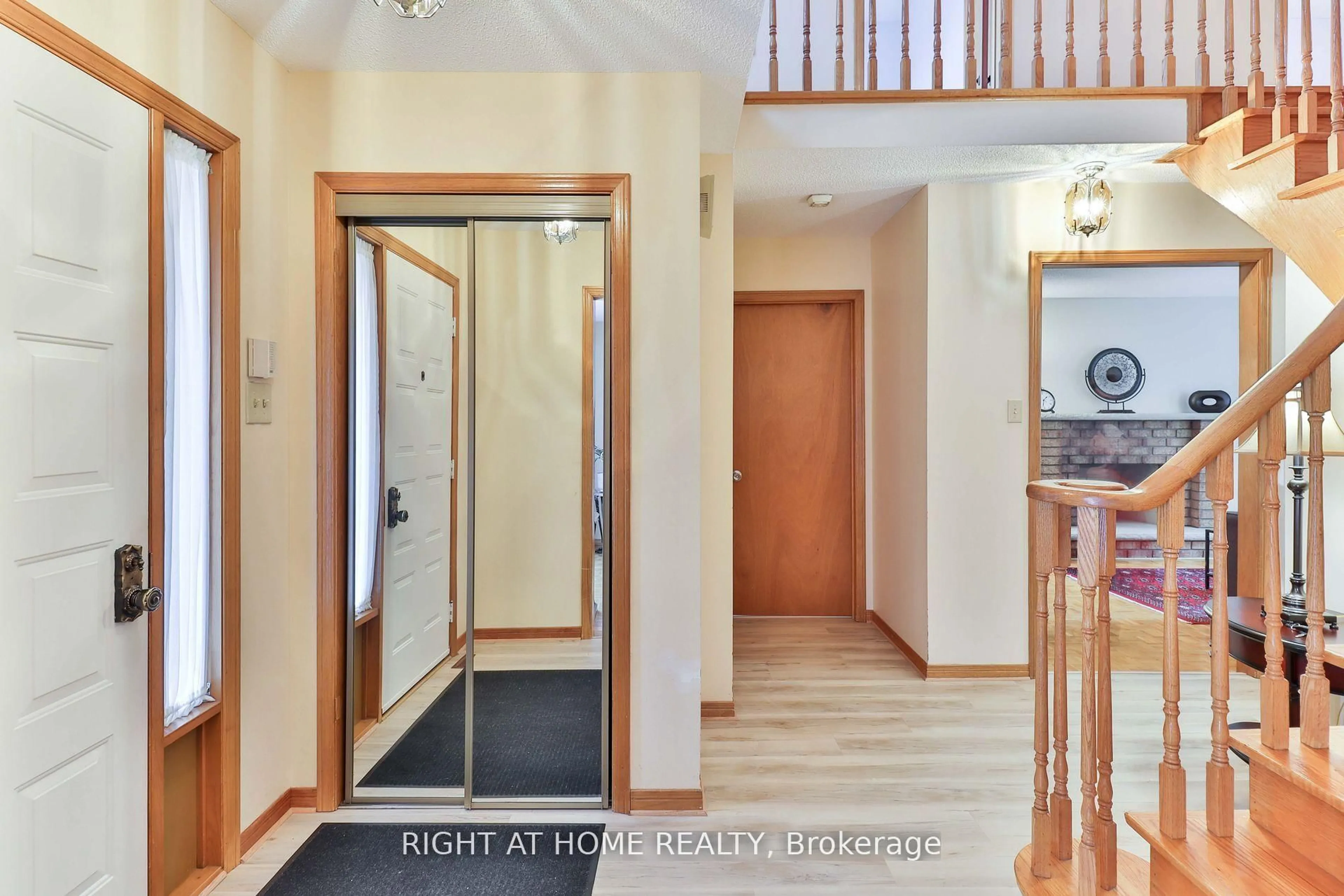 Indoor entryway for 1433 Bough Beeches Blvd, Mississauga Ontario L4W 3B4