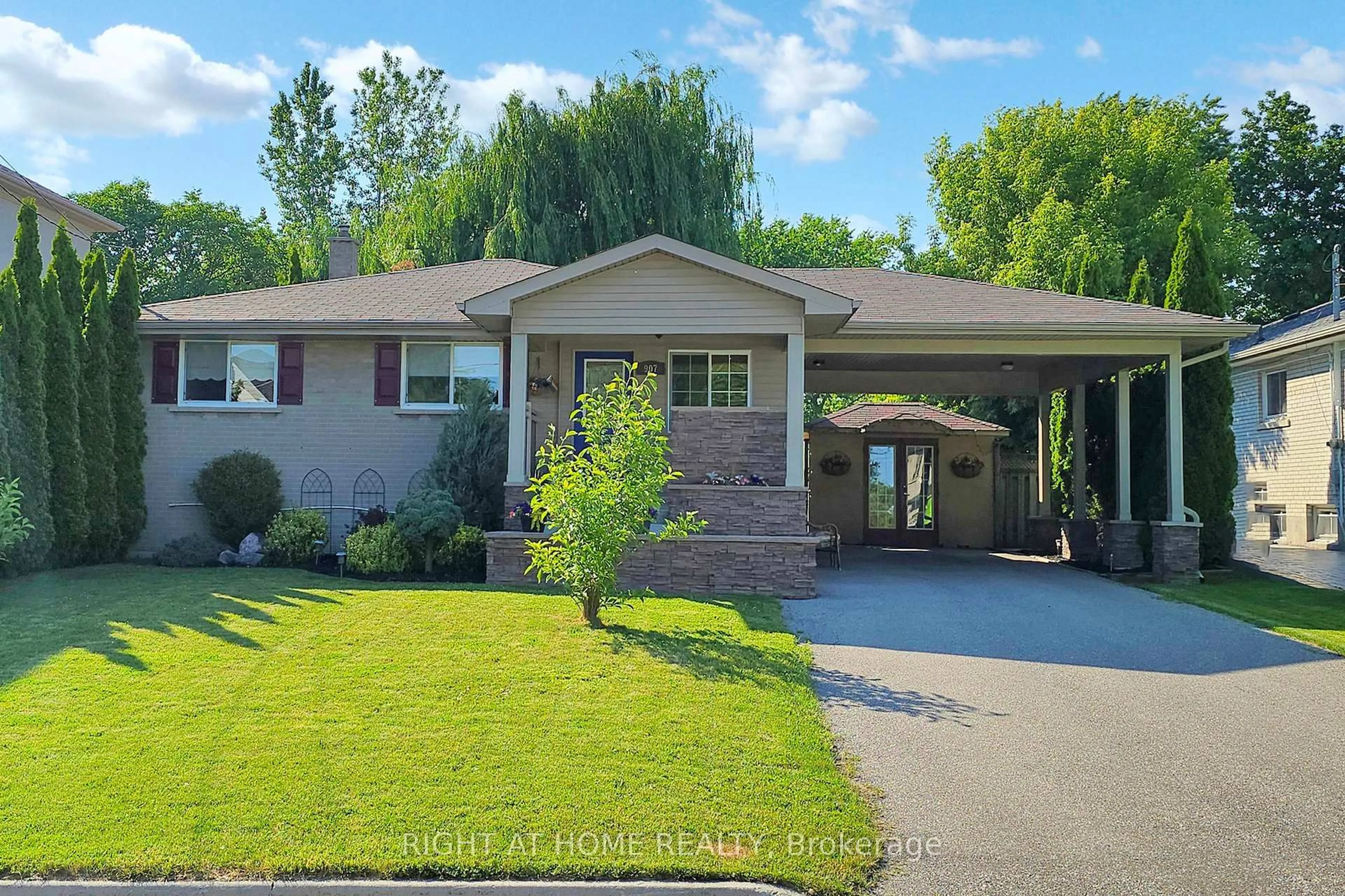 Home with brick exterior material, street for 907 Fourth St, Mississauga Ontario L5E 1J8