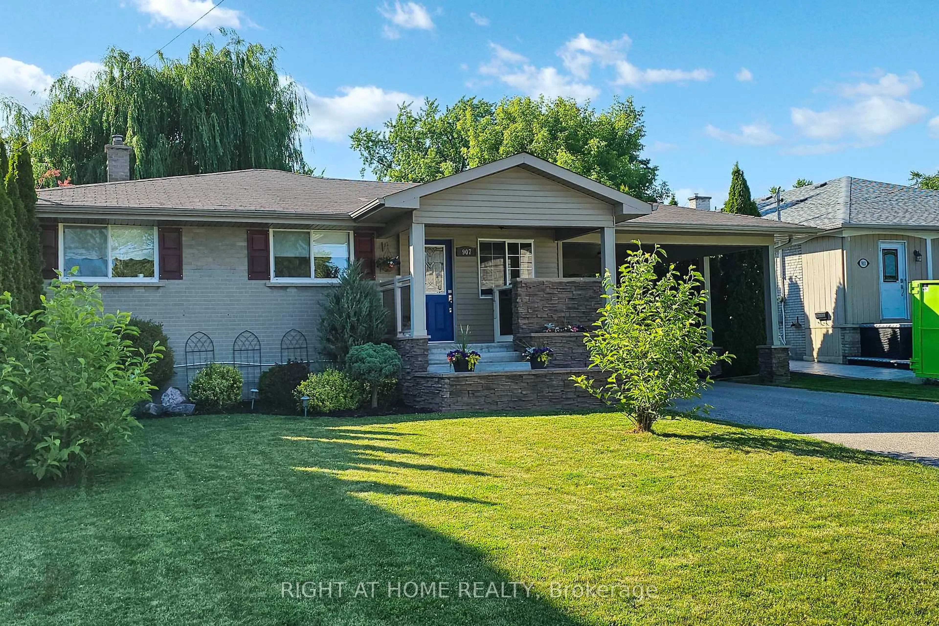 Home with vinyl exterior material, street for 907 Fourth St, Mississauga Ontario L5E 1J8